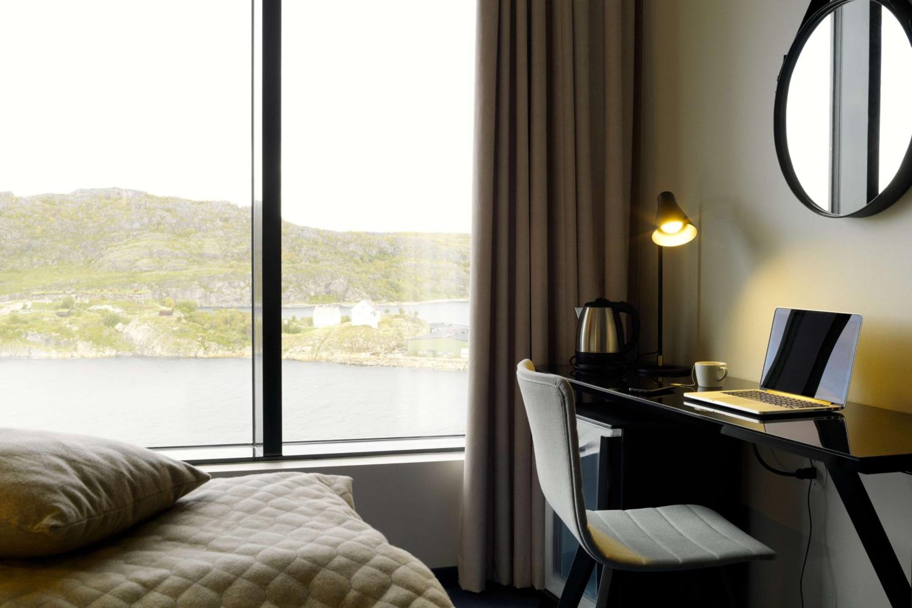 Superior King Room thumbnail 6