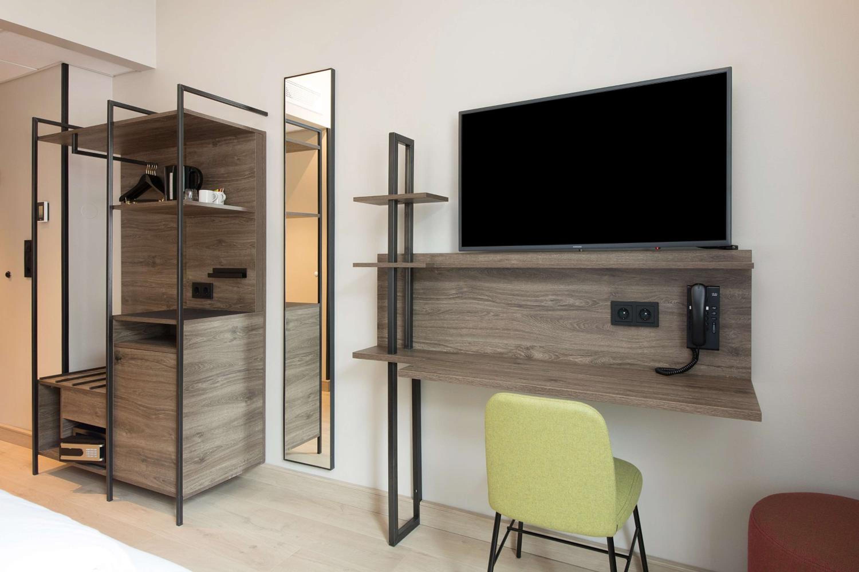 Superior Twin Room with View - Photo 4