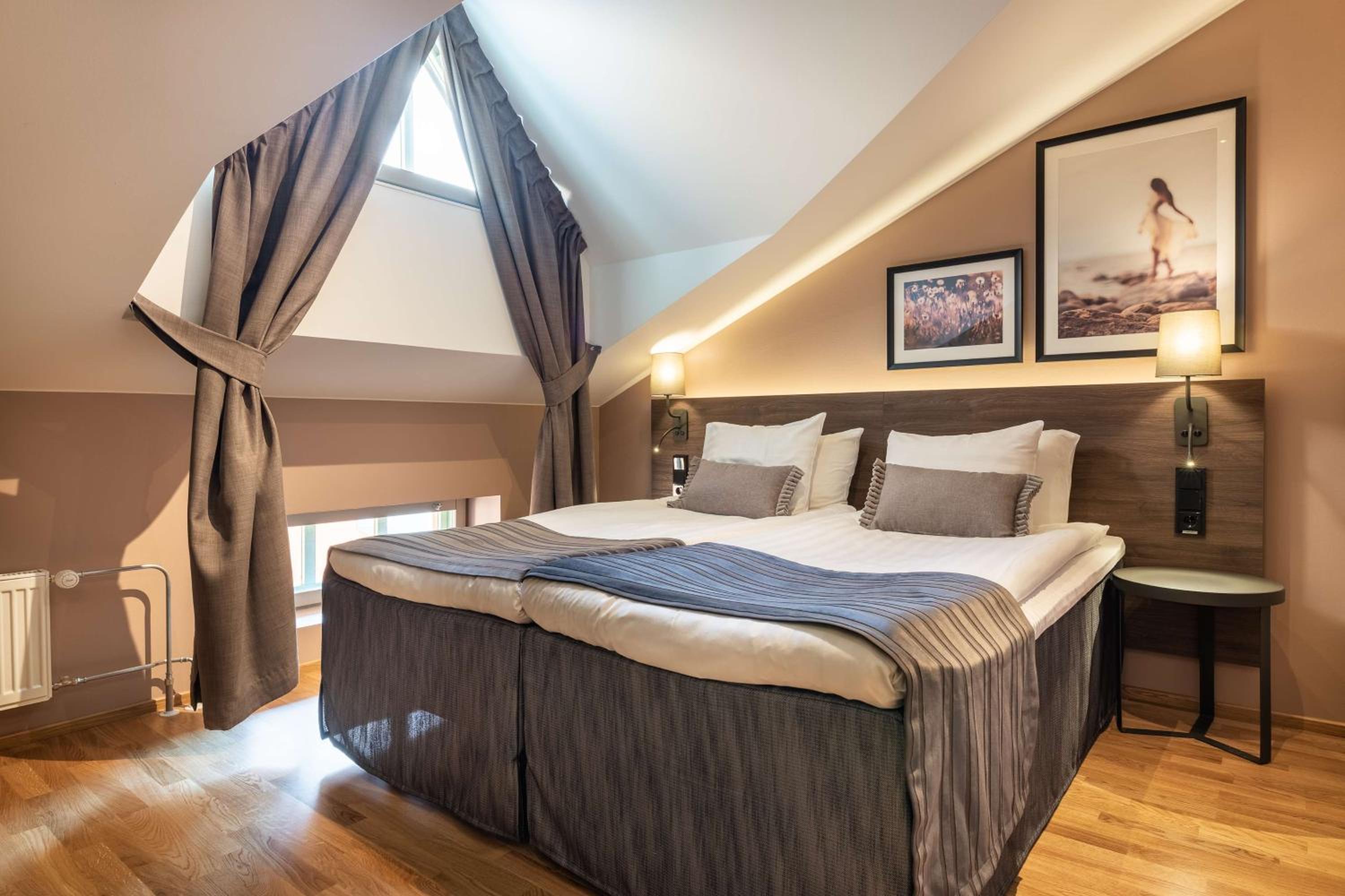 Standard King Room - Photo 10