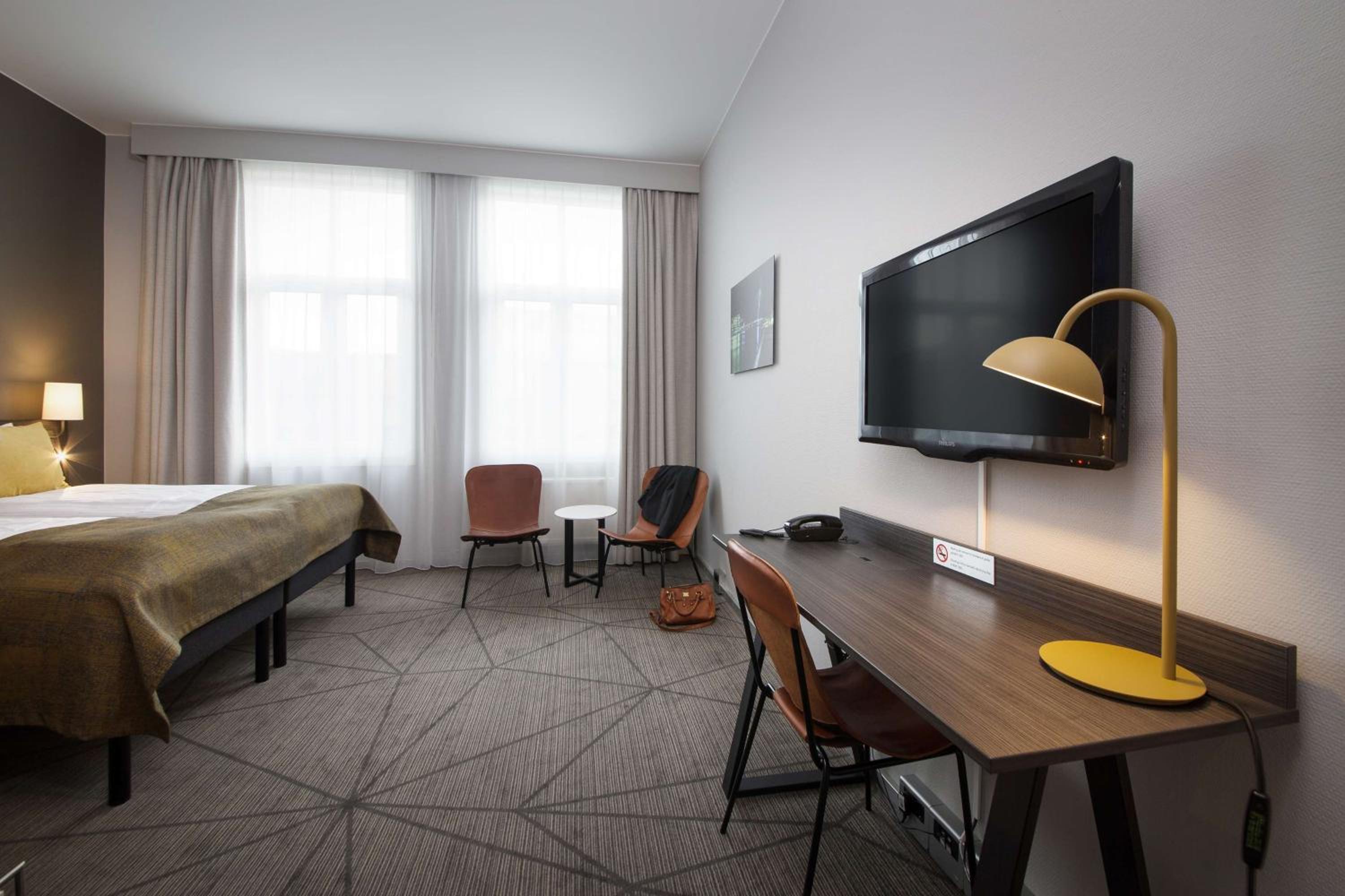 Standard Family Room - Photo 3