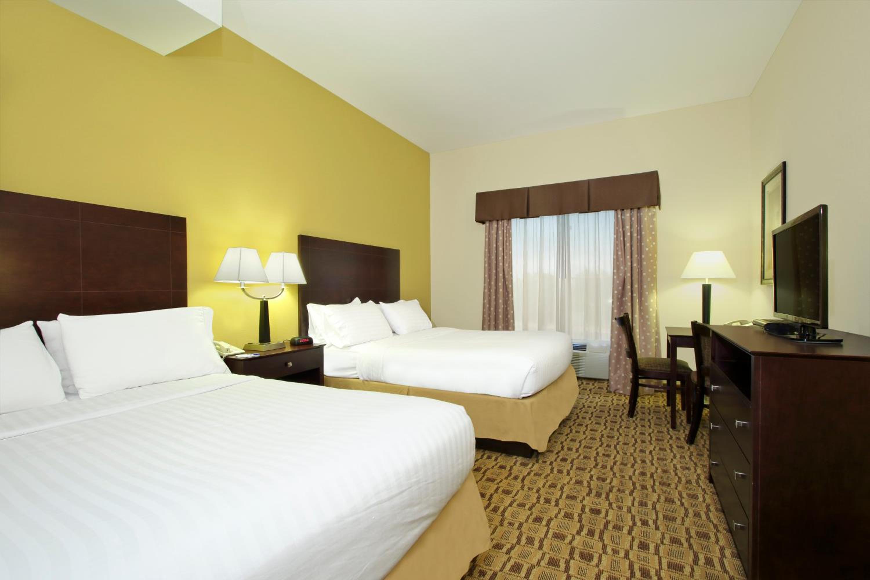 Queen Room with Two Queen Beds - Non-Smoking - Photo 1