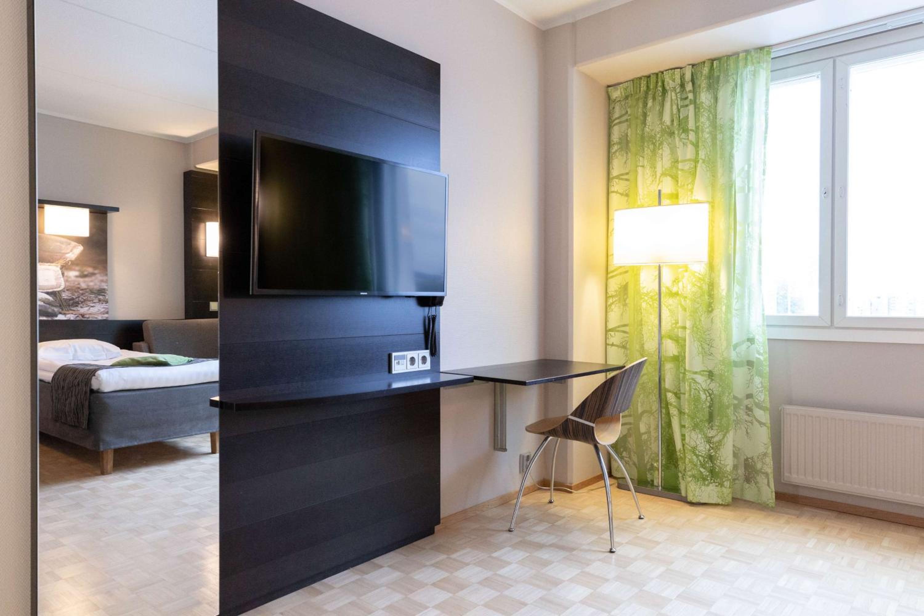 Superior Family Room - Photo 3