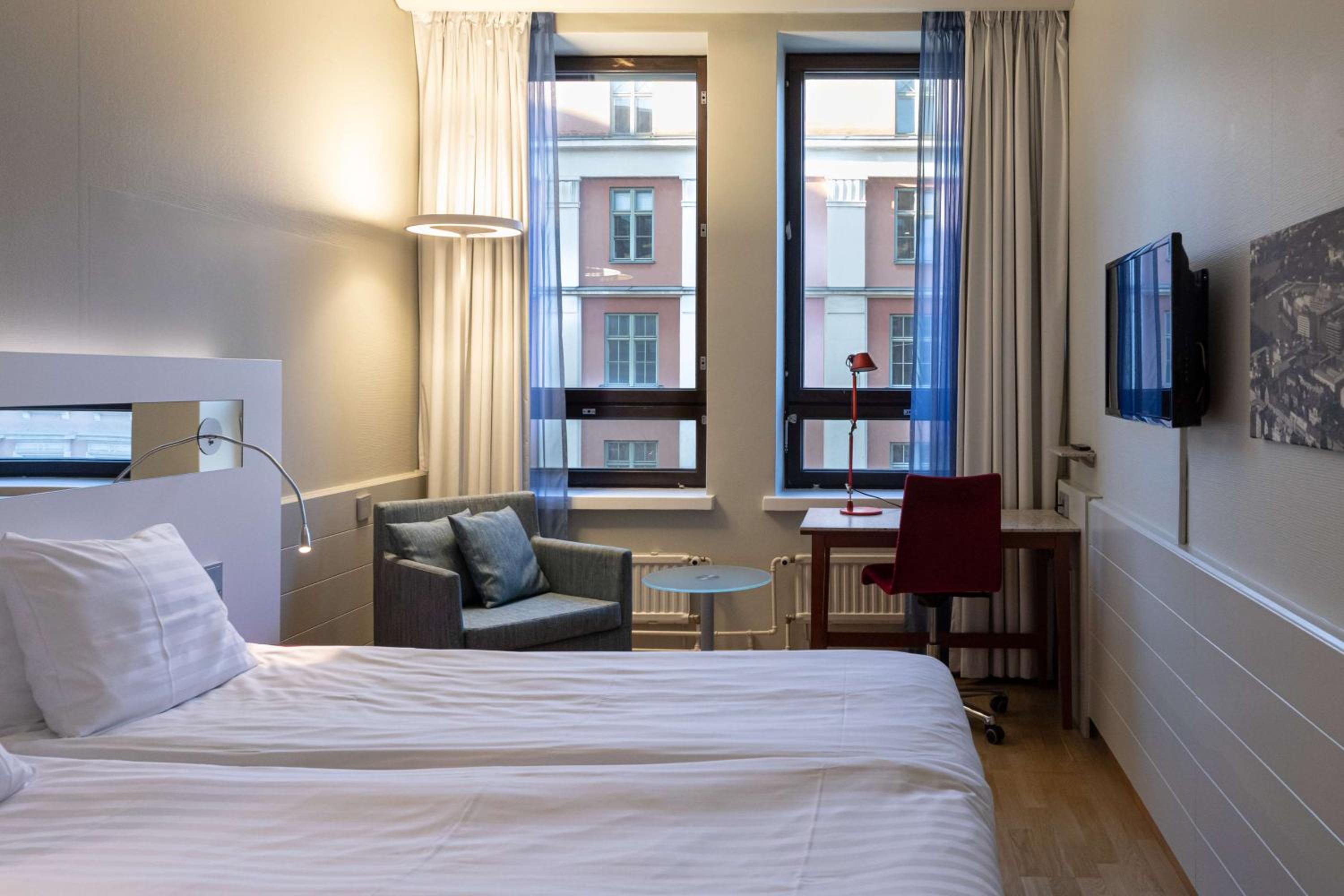 Standard w/o window 3 sgl beds.FreeWIFI,20m2