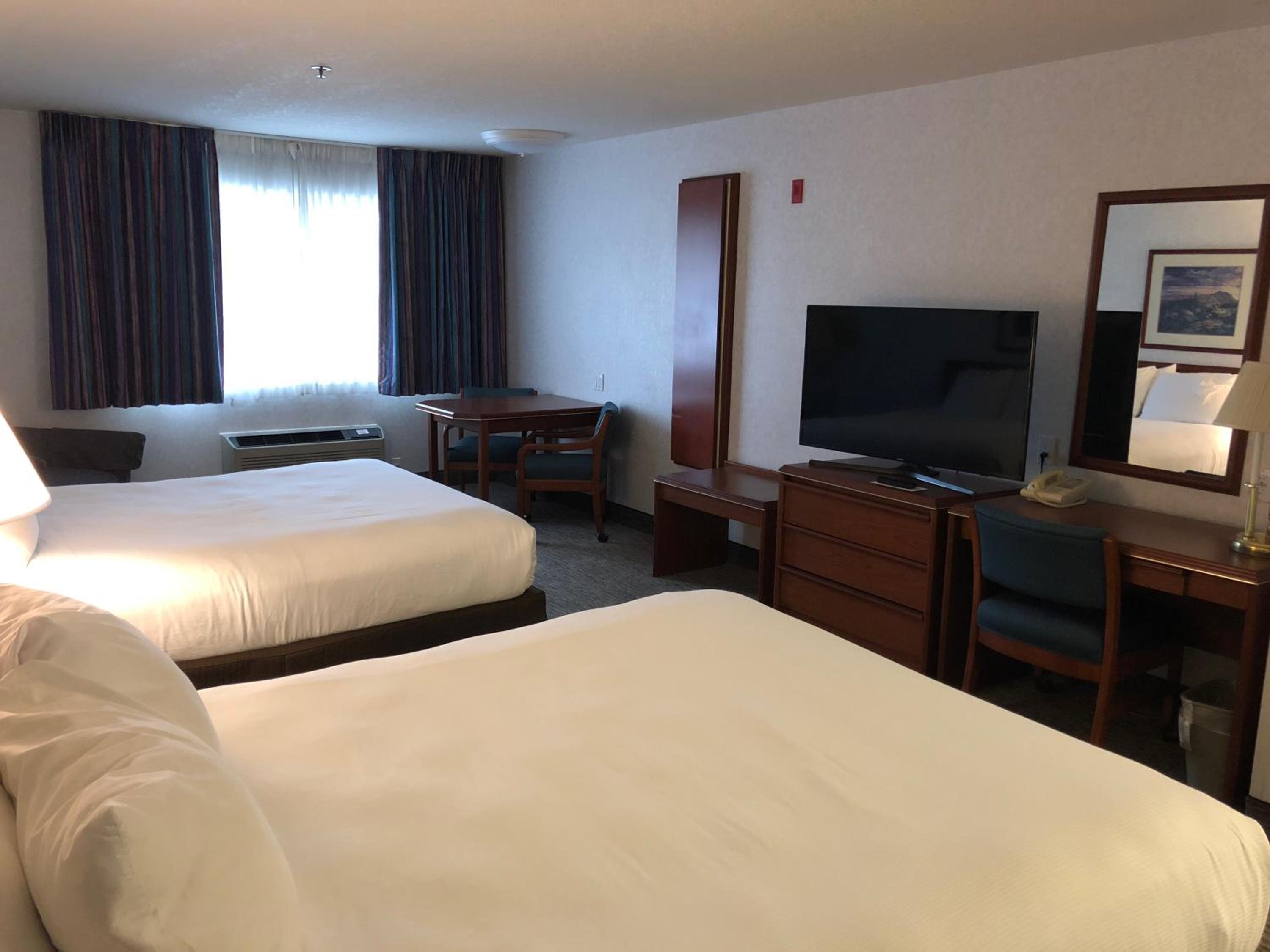 Queen Room with Two Queen Beds photo 2
