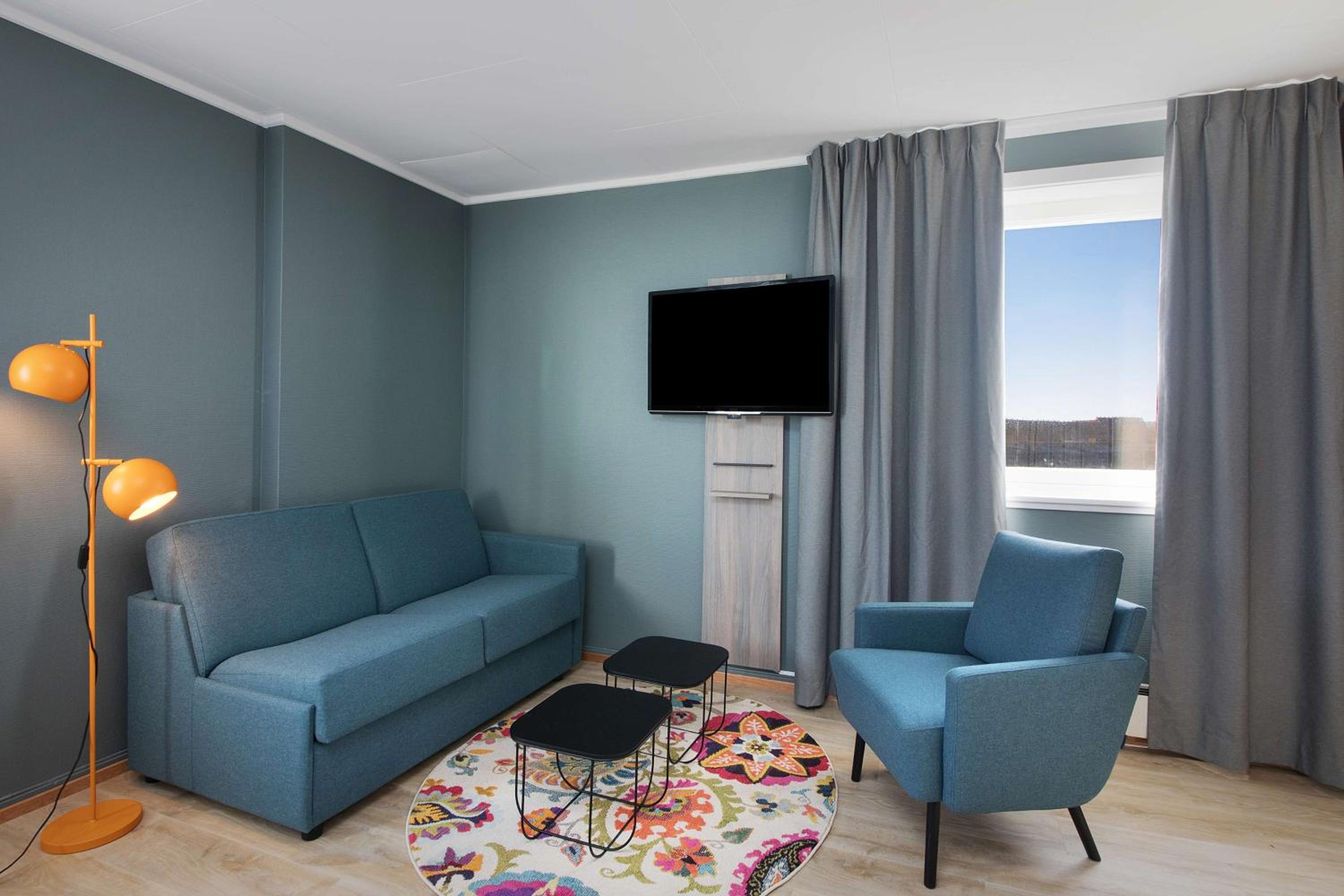 Standard Family Room - Photo 4