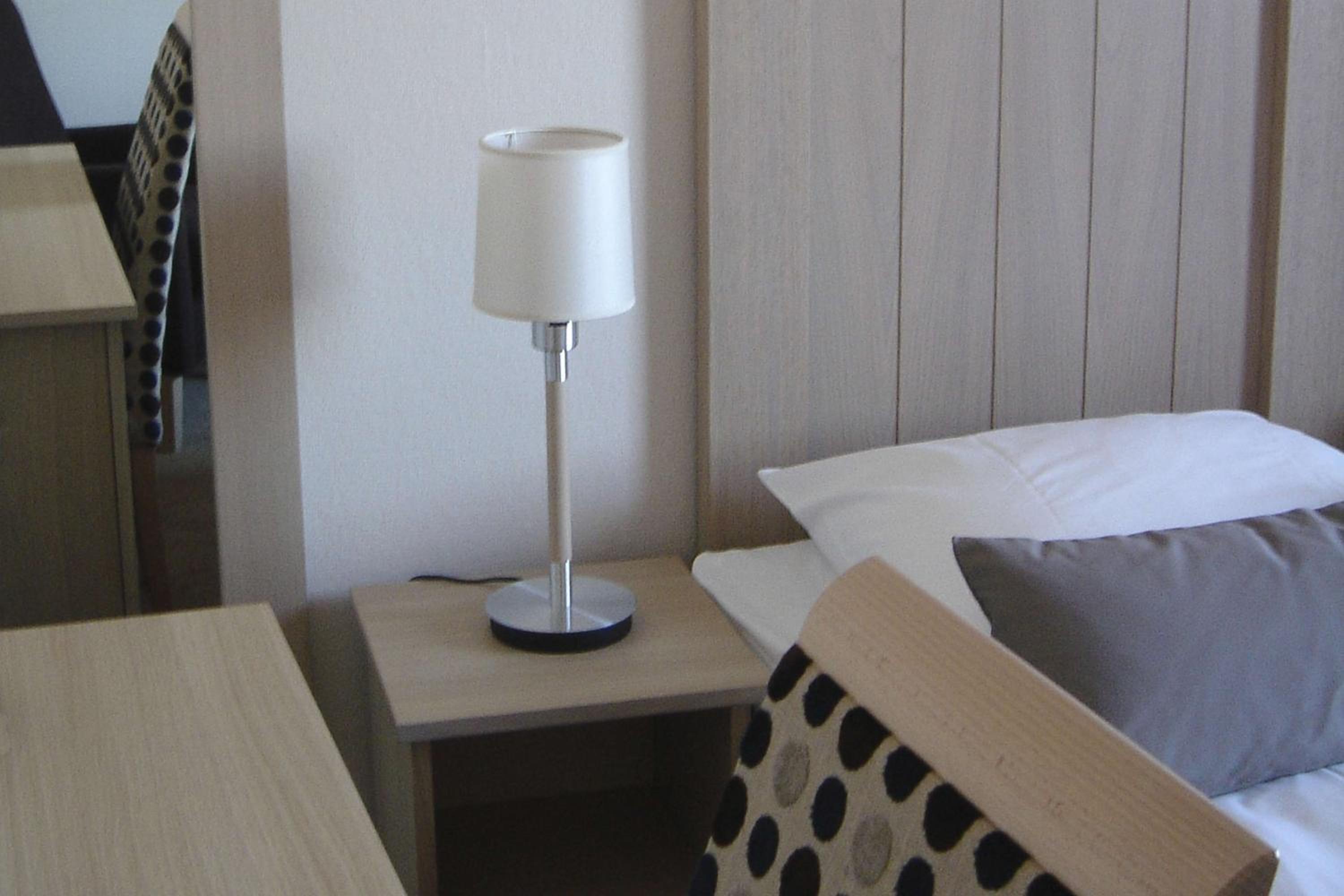Standard Twin Room - Photo 4