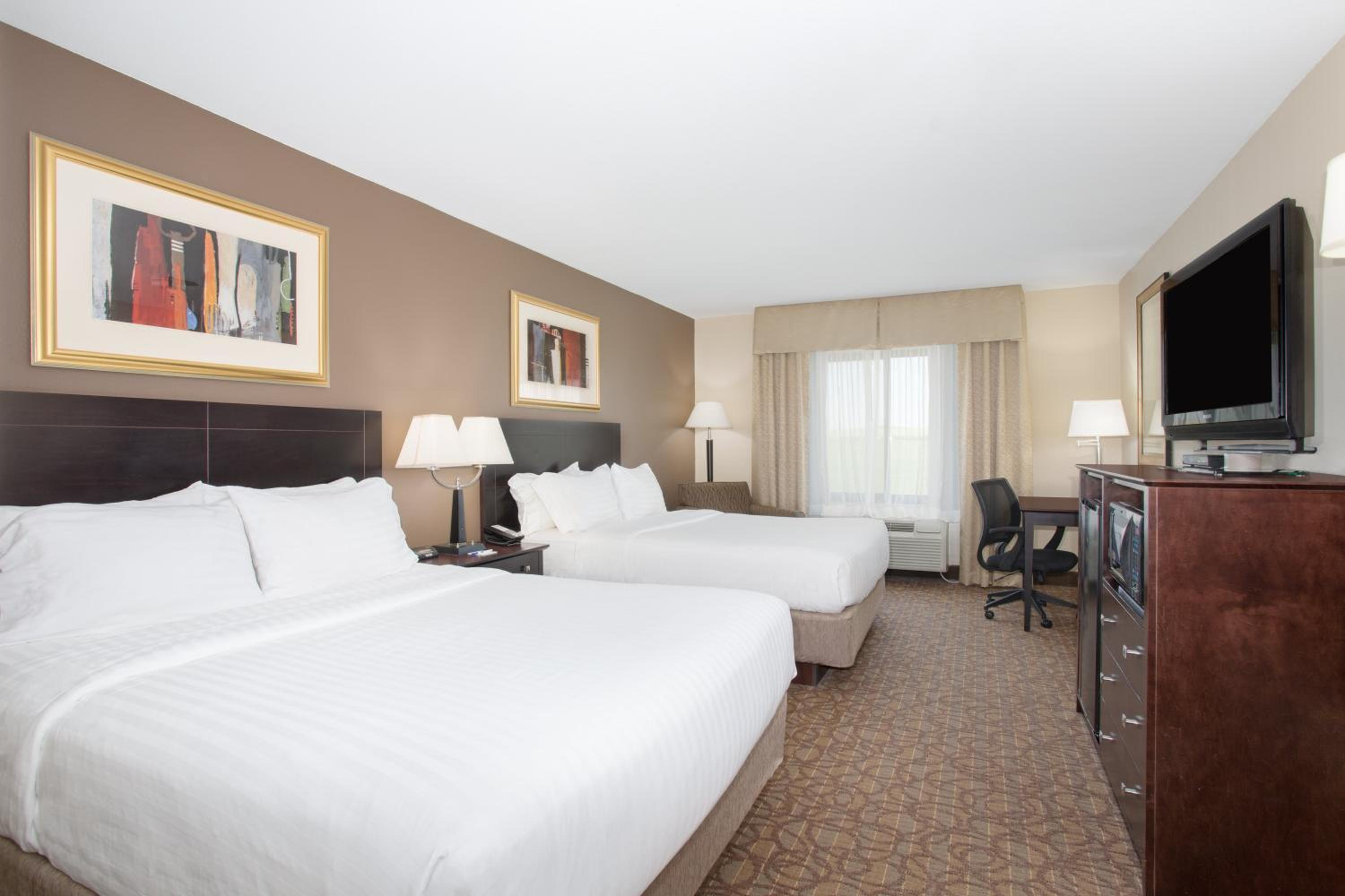 Standard Queen Room with Two Queen Beds - Photo 4