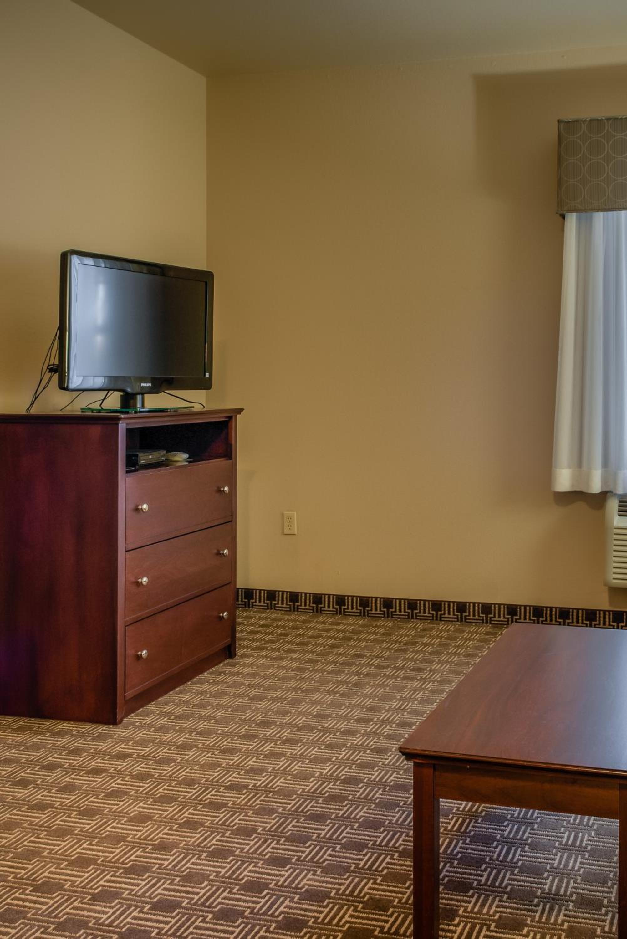 Efficiency Queen Suite with Roll-In Shower - Non-Smoking