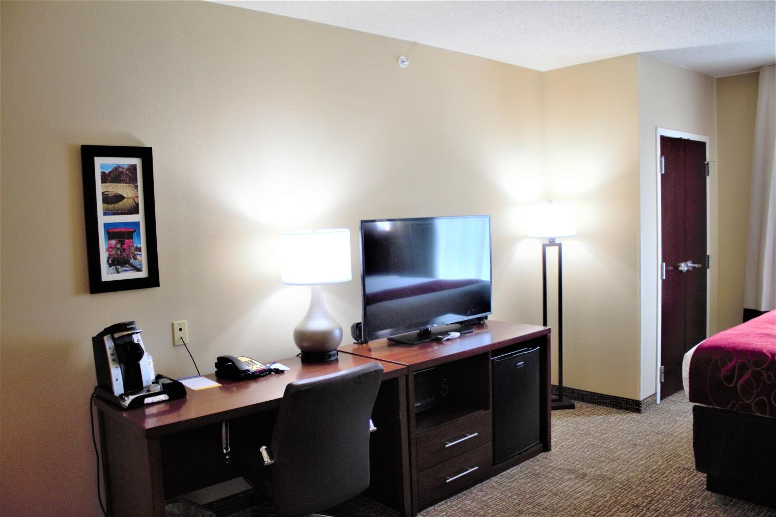 Queen Suite with Two Queen Beds - Photo 5