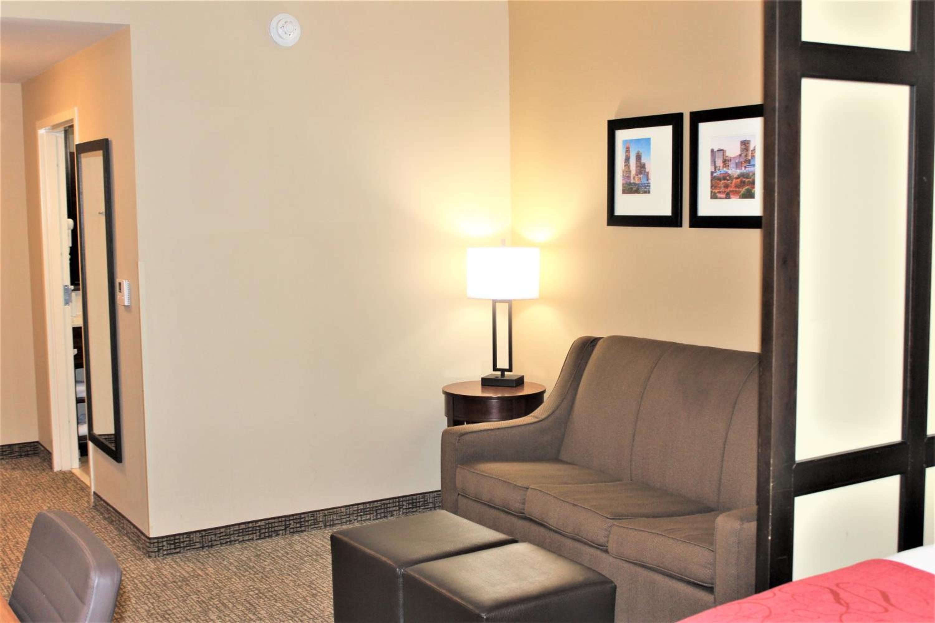 Queen Suite with Two Queen Beds - Photo 4