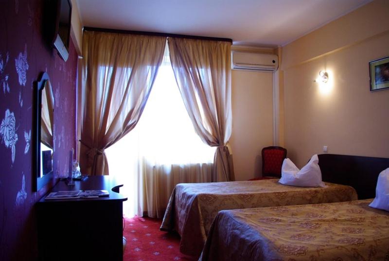 Double or Twin Room with Swimming Pool Access photo 3