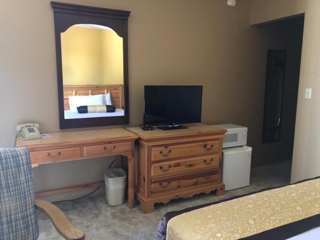 Deluxe Queen Room - Non-Smoking - Photo 8