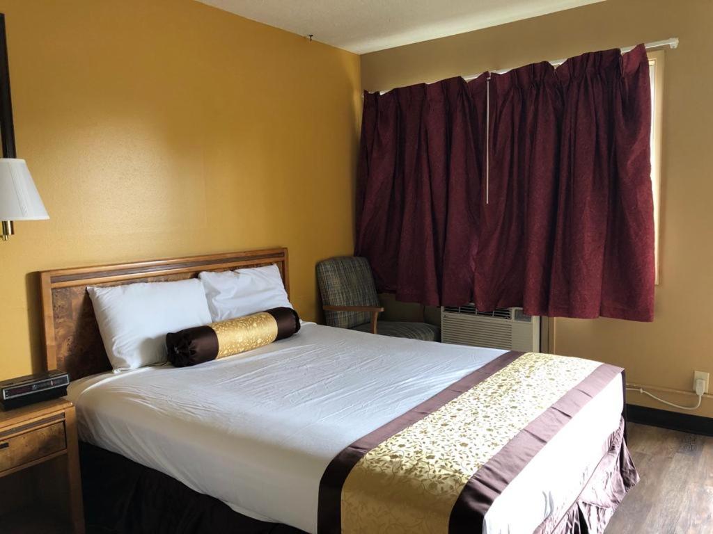 Queen Room - Non-Smoking - Photo 7