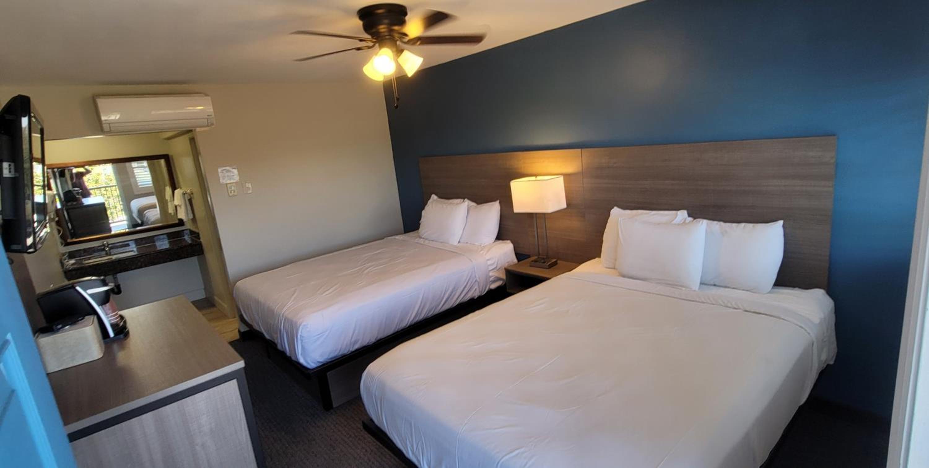 Standard Queen Room with Two Queen Beds photo 1