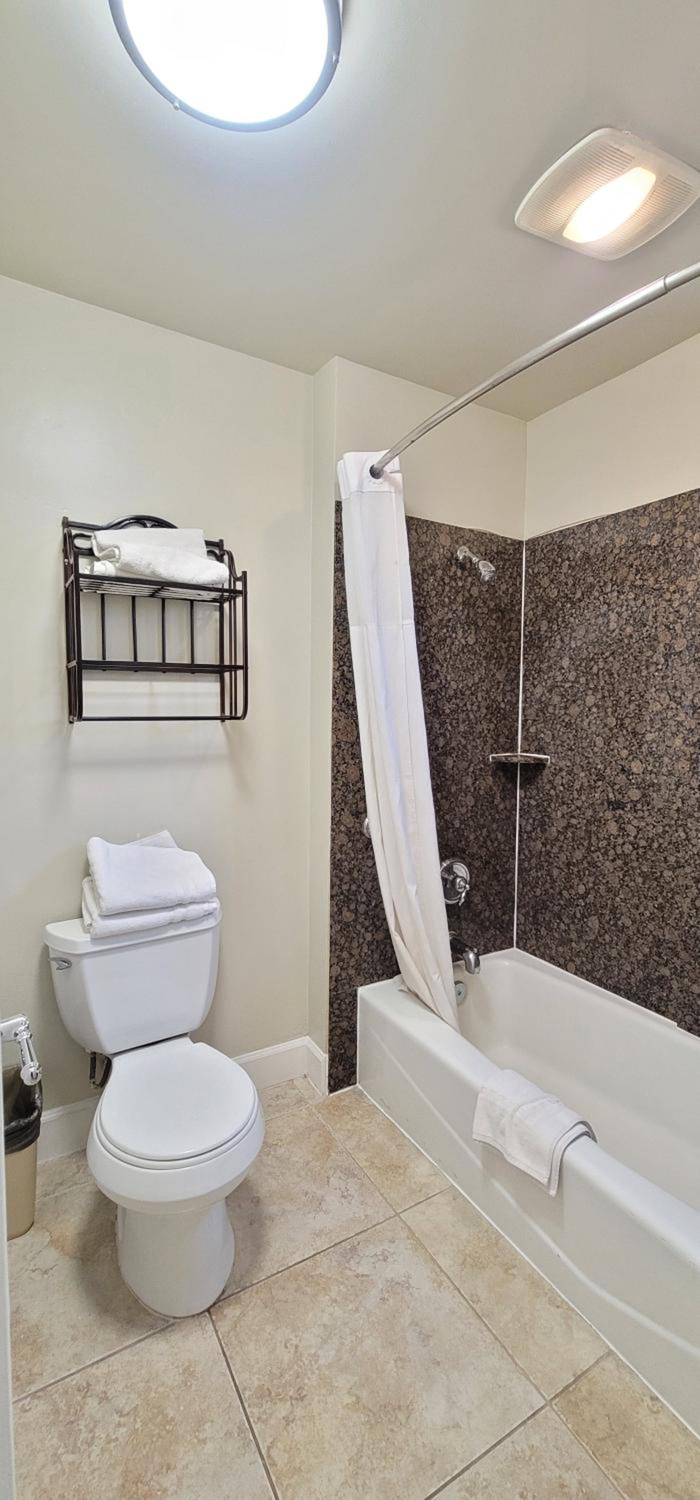 Standard Queen Room with Two Queen Beds photo 2