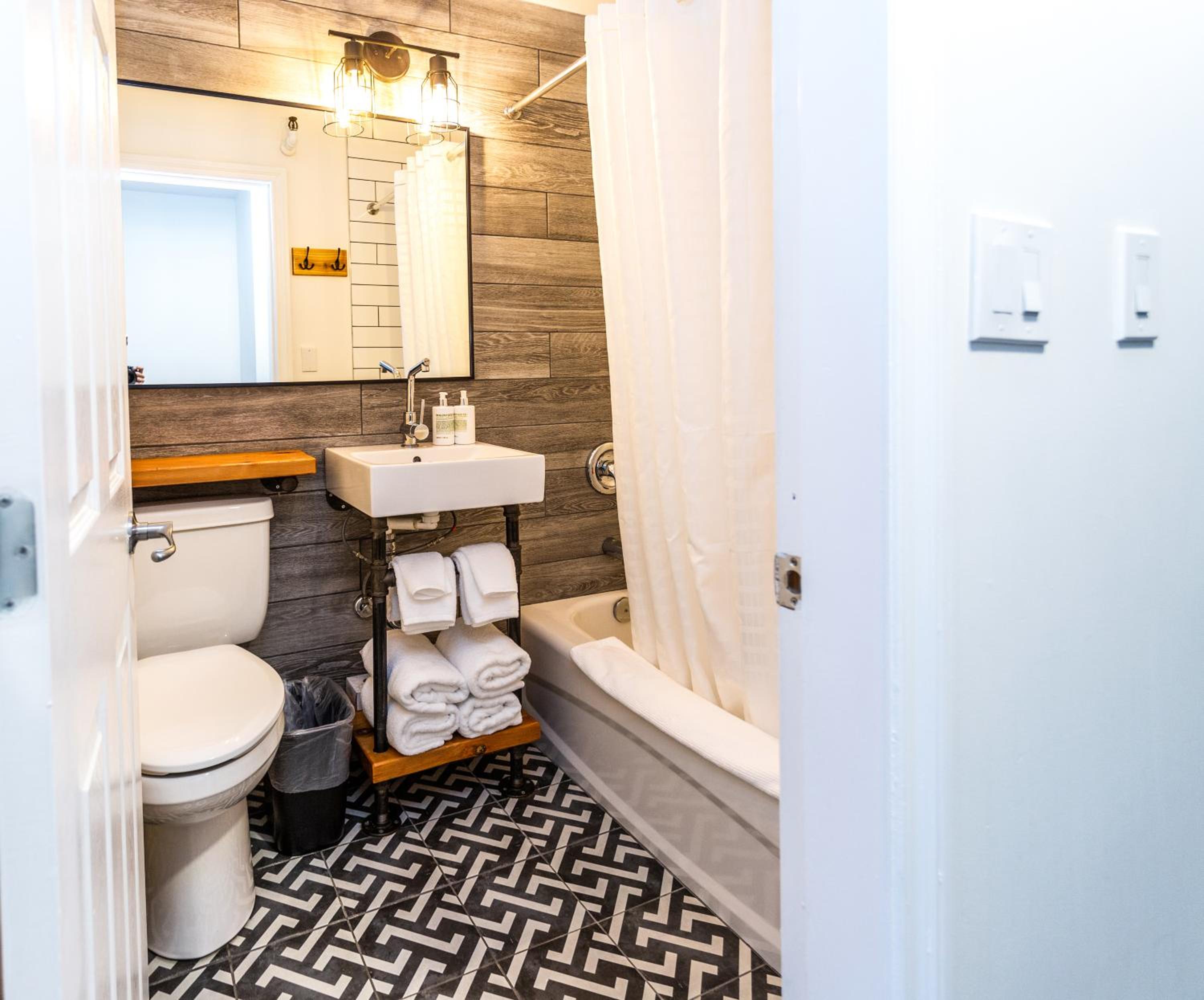 Standard Room, 1 Queen and Kitchenette (Above LOUD Pub) - Photo 3