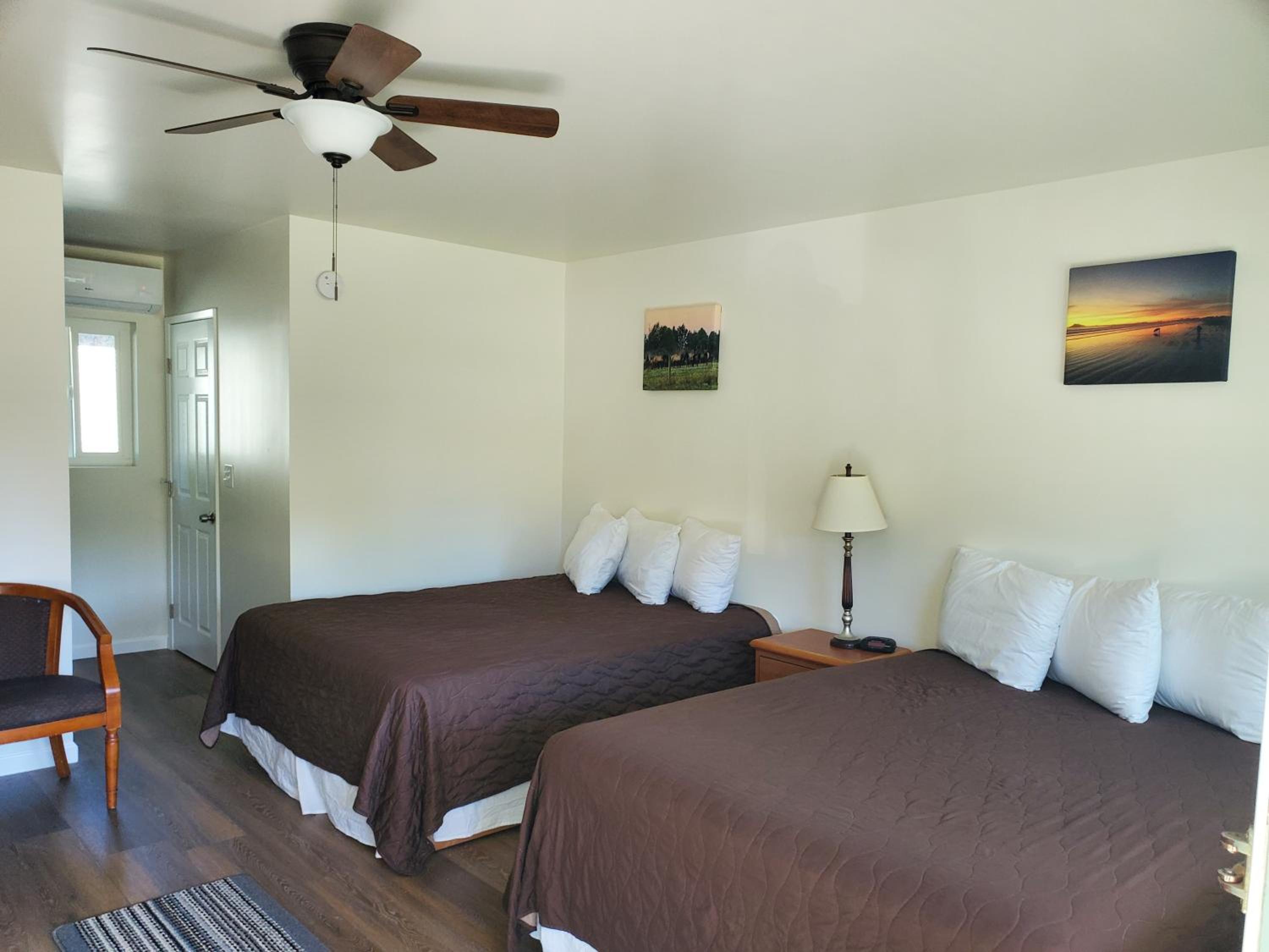 Queen Room with Two Queen Beds - Photo 2