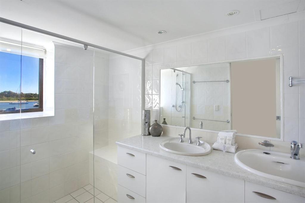 Deluxe Two-Bedroom Apartment - Waterfront photo 3