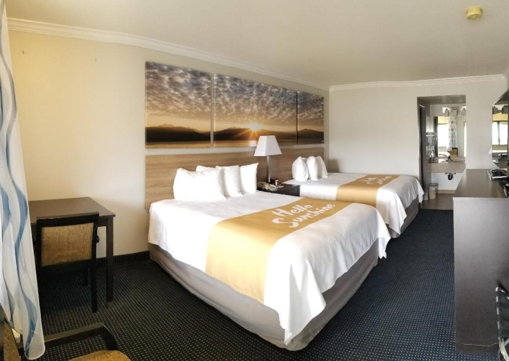 Queen Room with Two Queen Beds - Non-Smoking - Photo 5