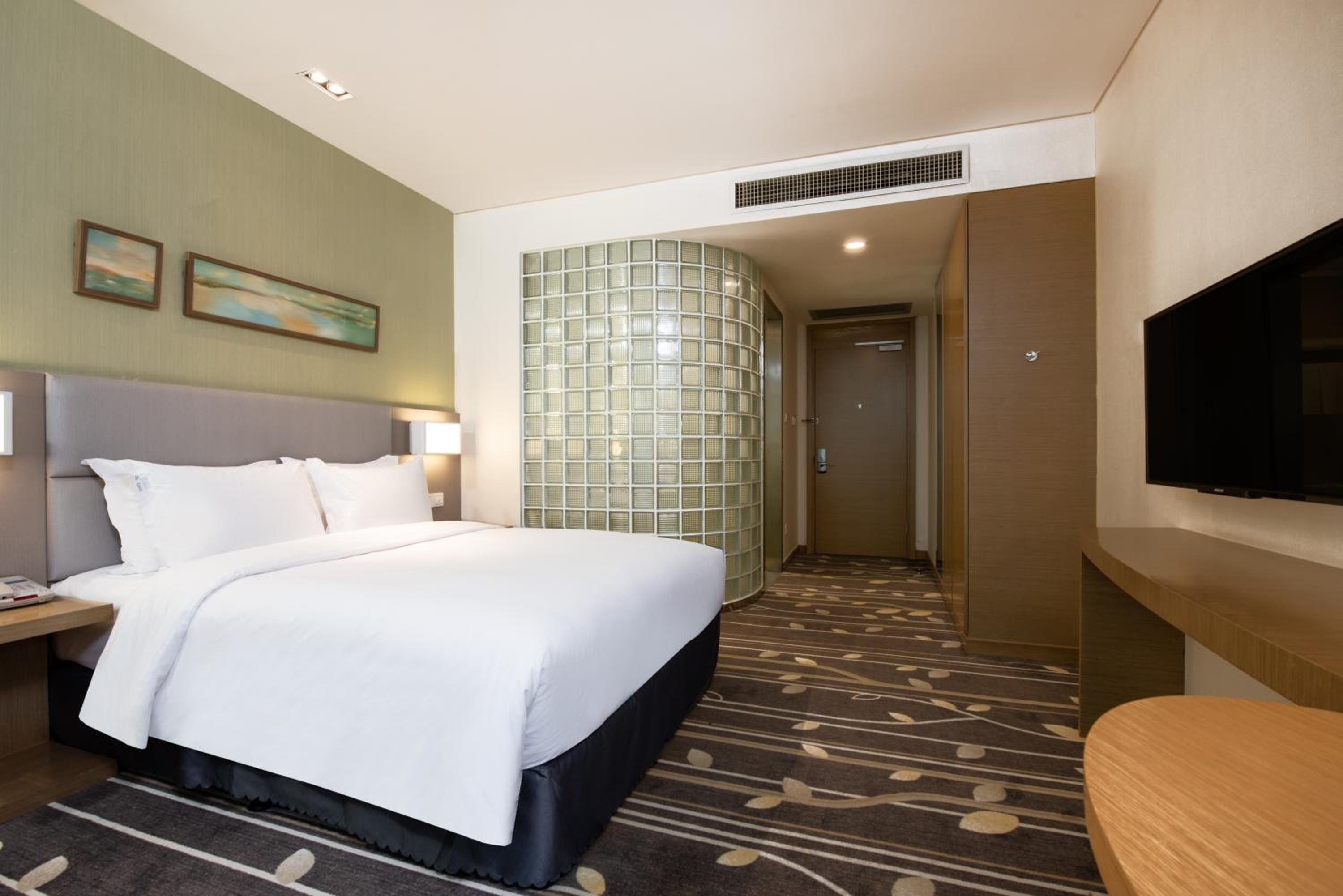 Standard Queen Room with Queen and Single Bed photo 1