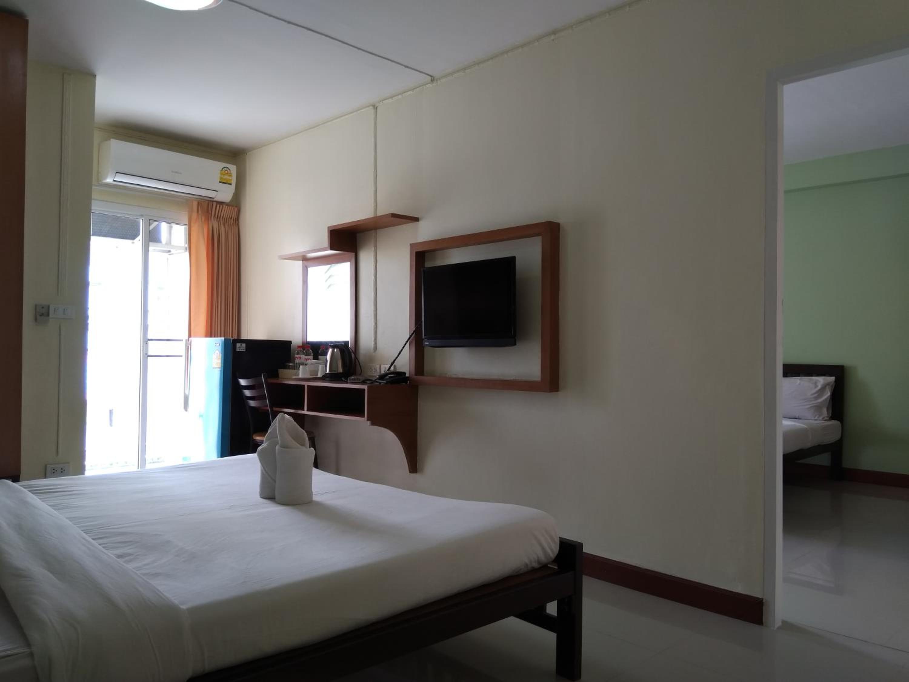 Family Suite with Balcony - Photo 6
