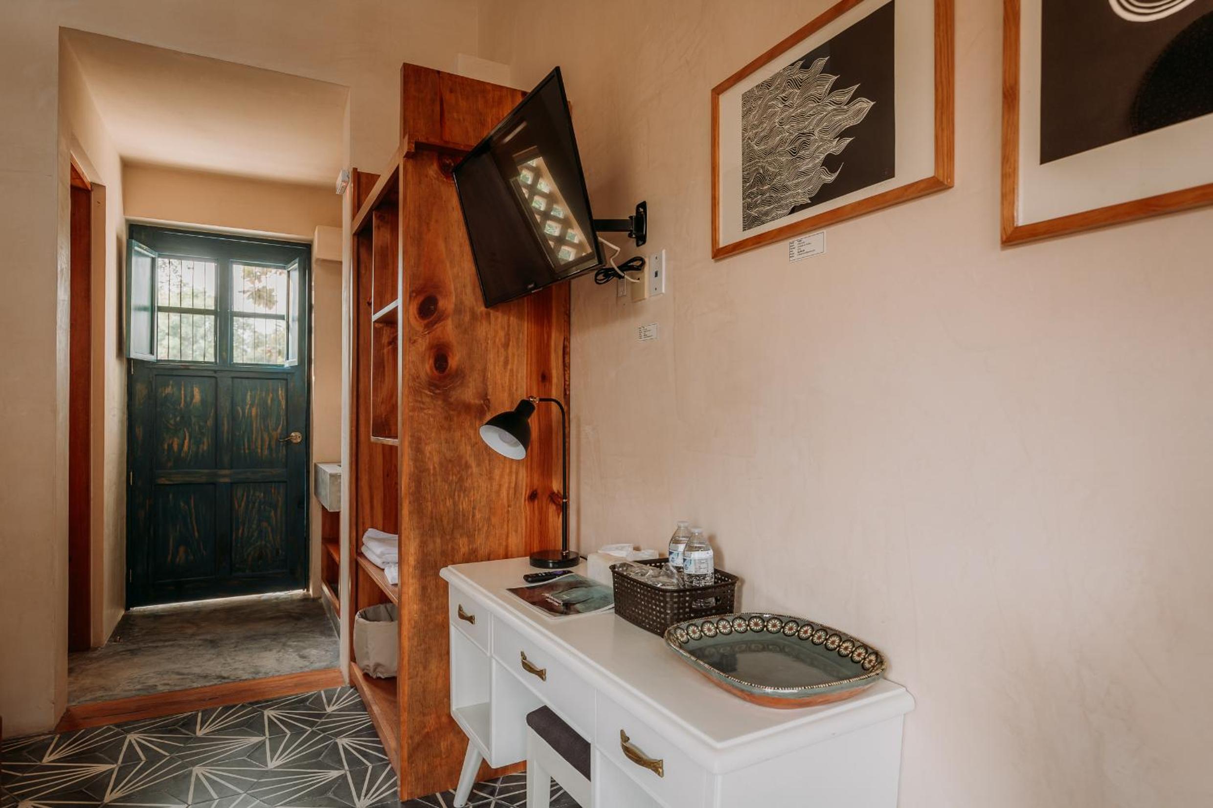 Deluxe Room with Balcony, Air Conditioning and Private Bathroom