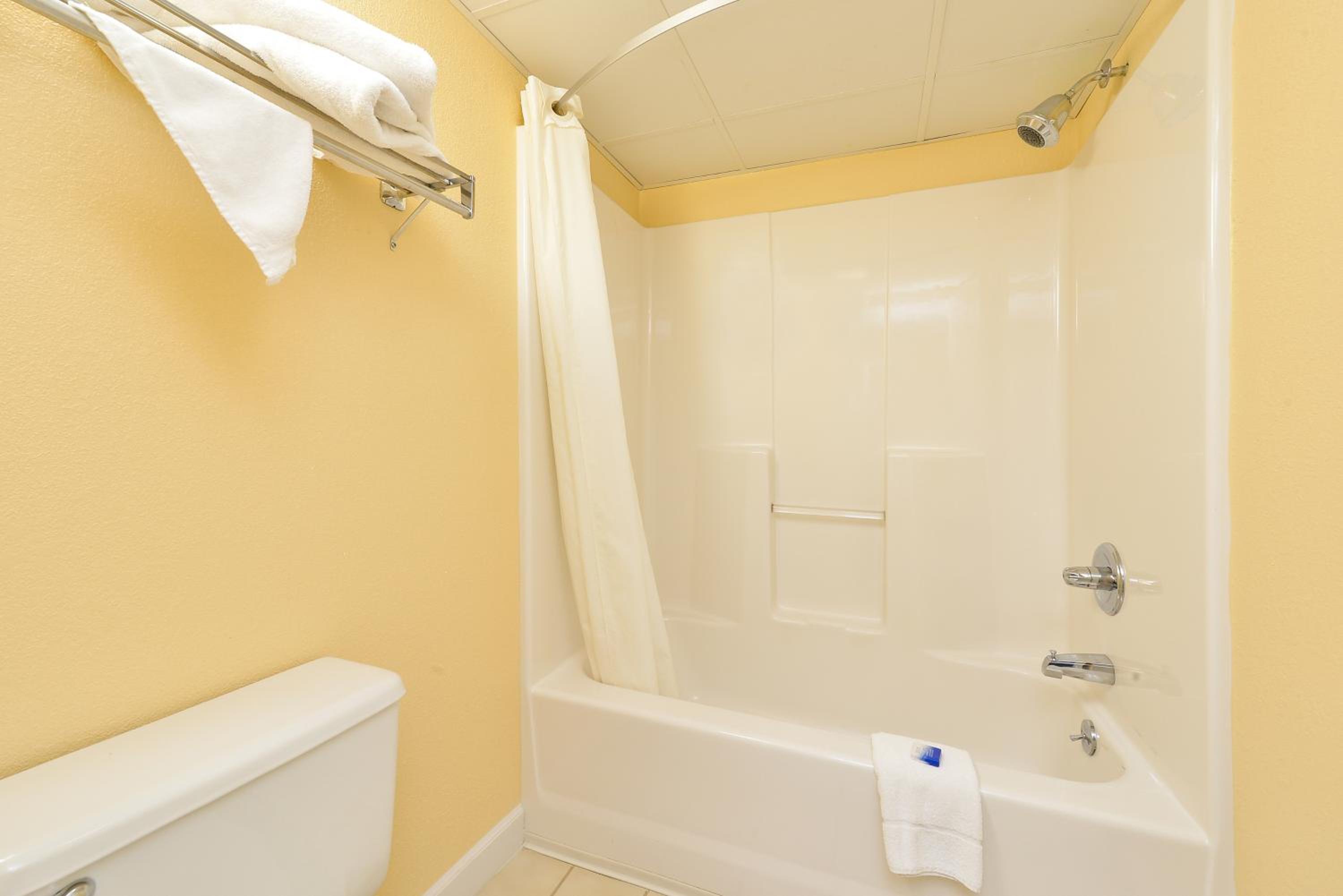 King Suite - Non-Smoking photo 2
