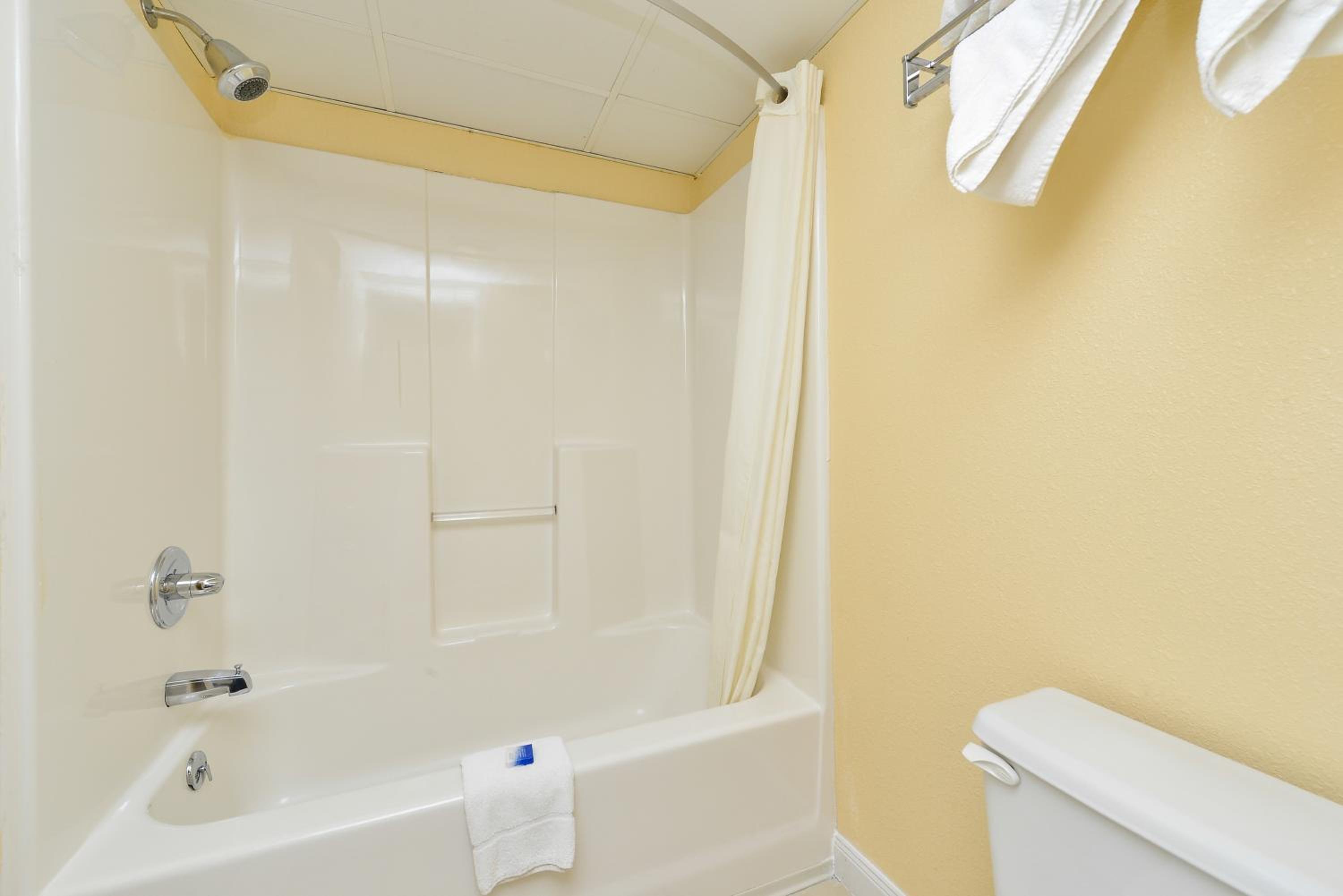 Deluxe Queen Suite - Non-Smoking photo 3