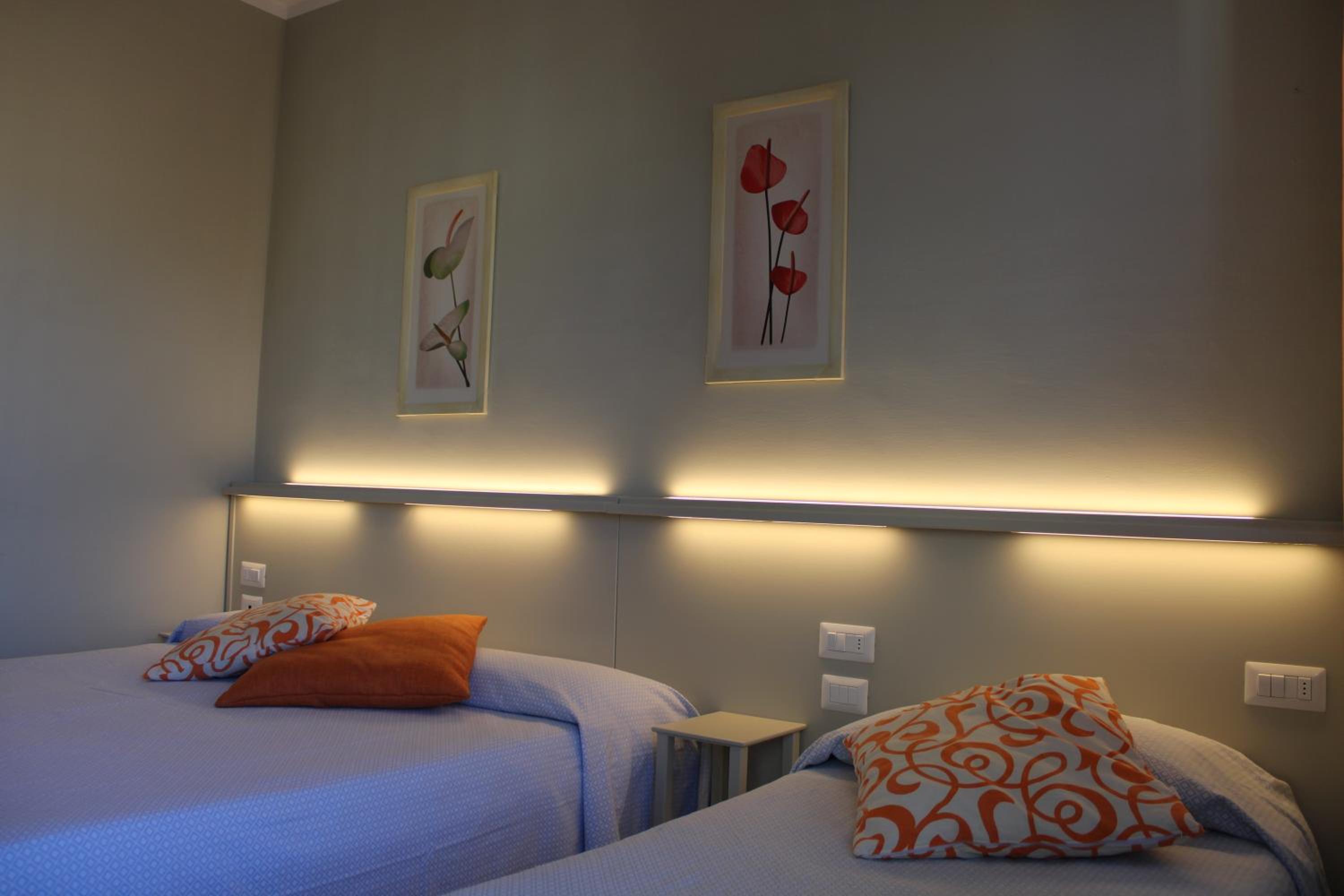 Twin Room - Photo 2