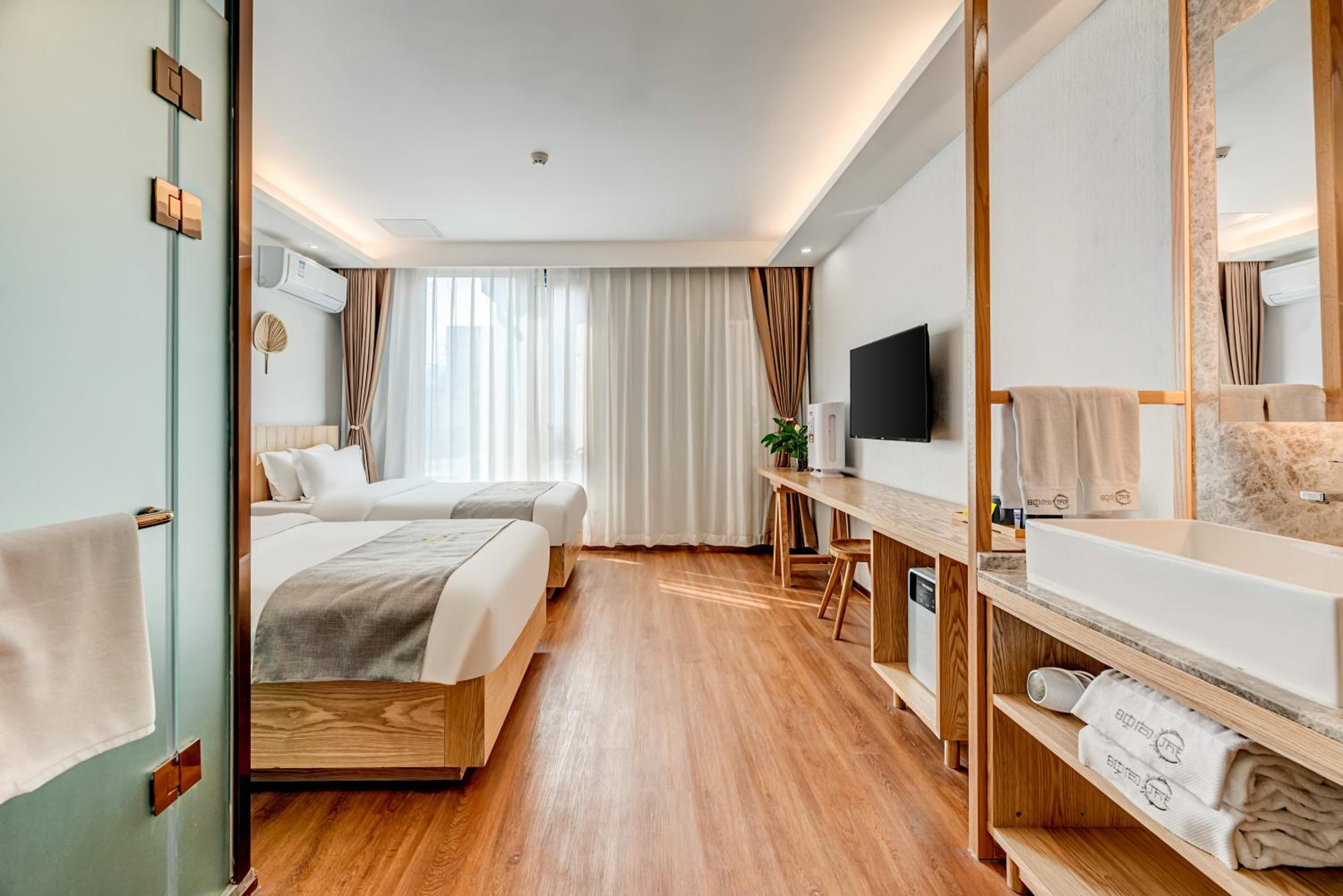 Suite with Alley View