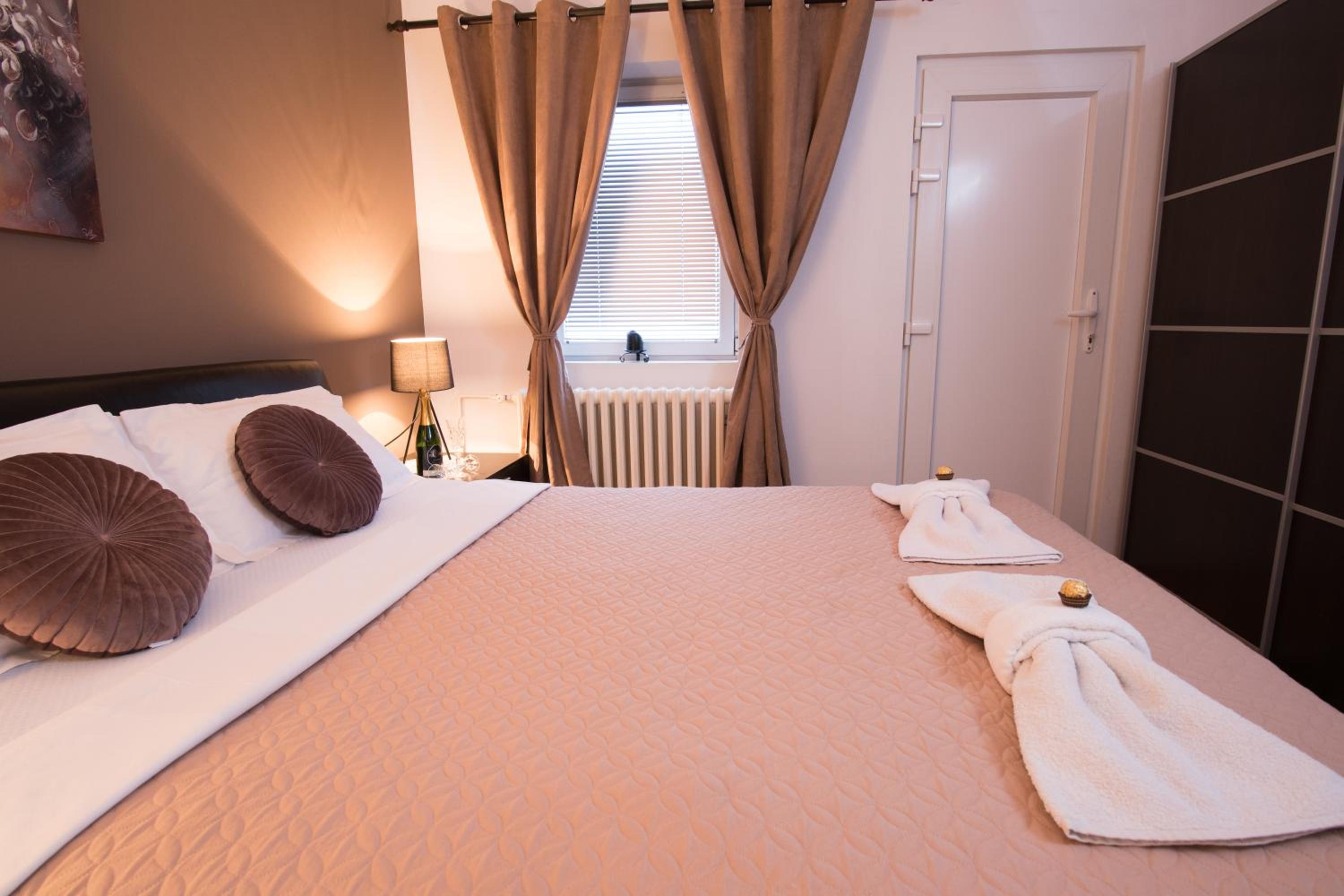 Double or Twin Room with Private Bathroom - Photo 20