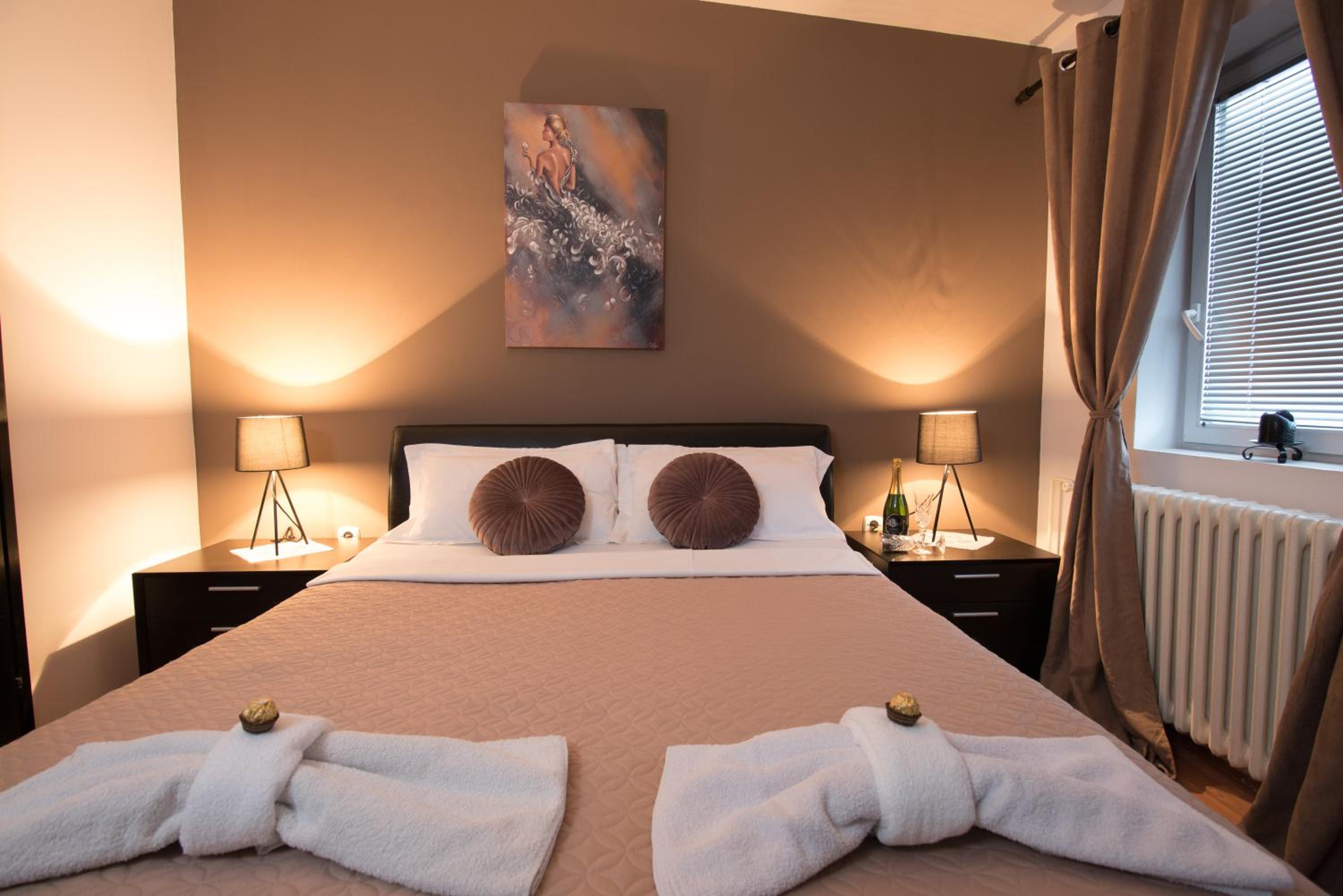 Double or Twin Room with Private Bathroom - Photo 21