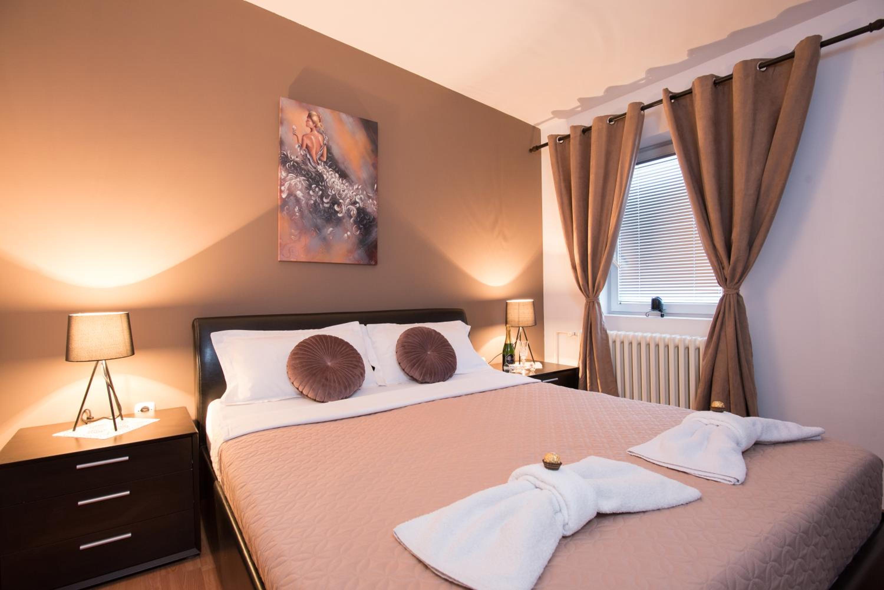 Double or Twin Room with Private Bathroom - Photo 13