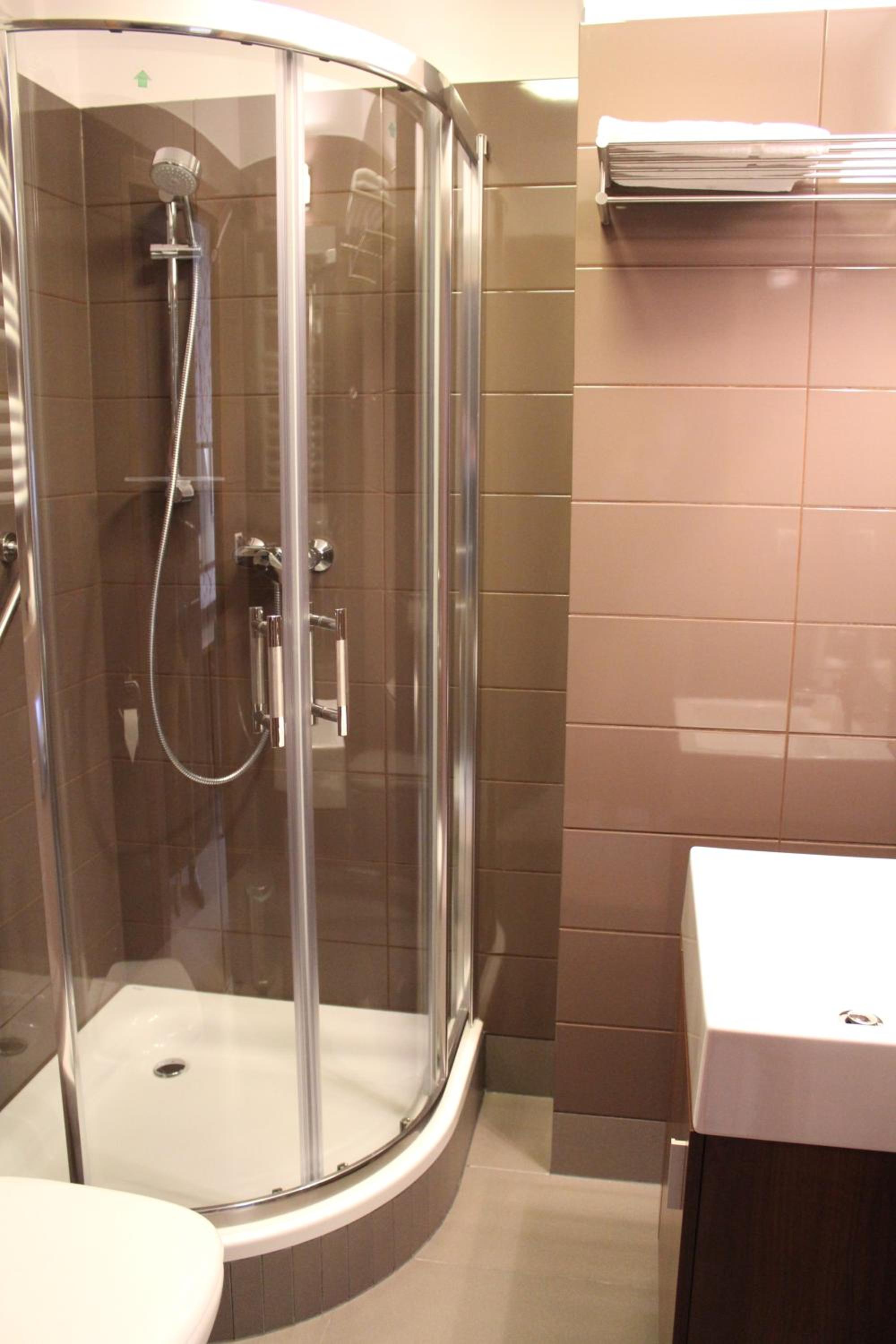 Double Room with Private Bathroom - Photo 9