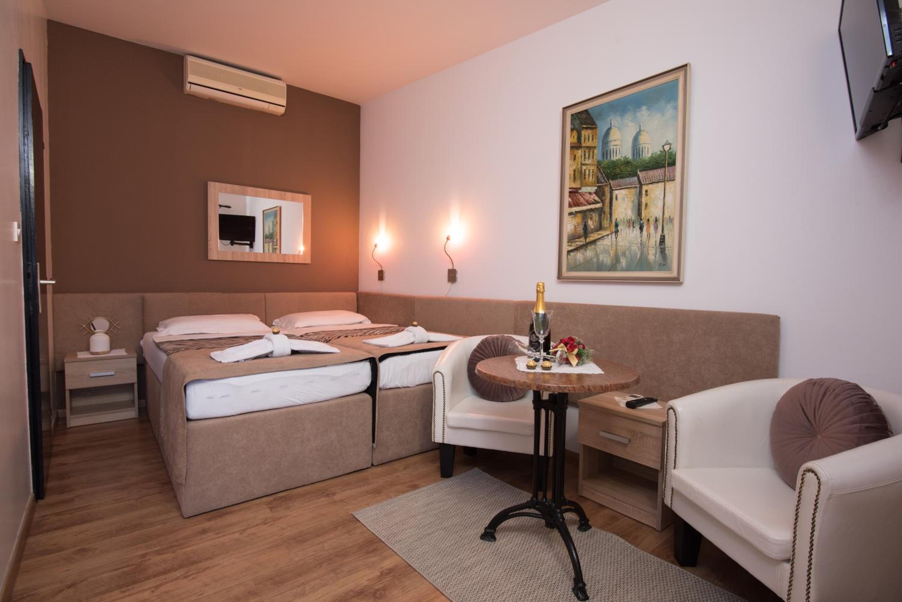 Double or Twin Room with Bathroom - Photo 14