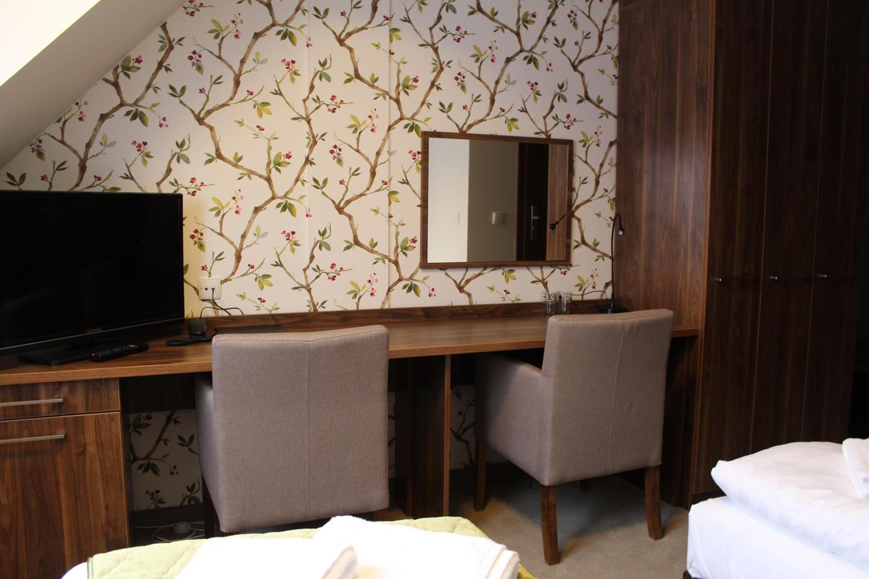 Double Room with Private Bathroom - Photo 10