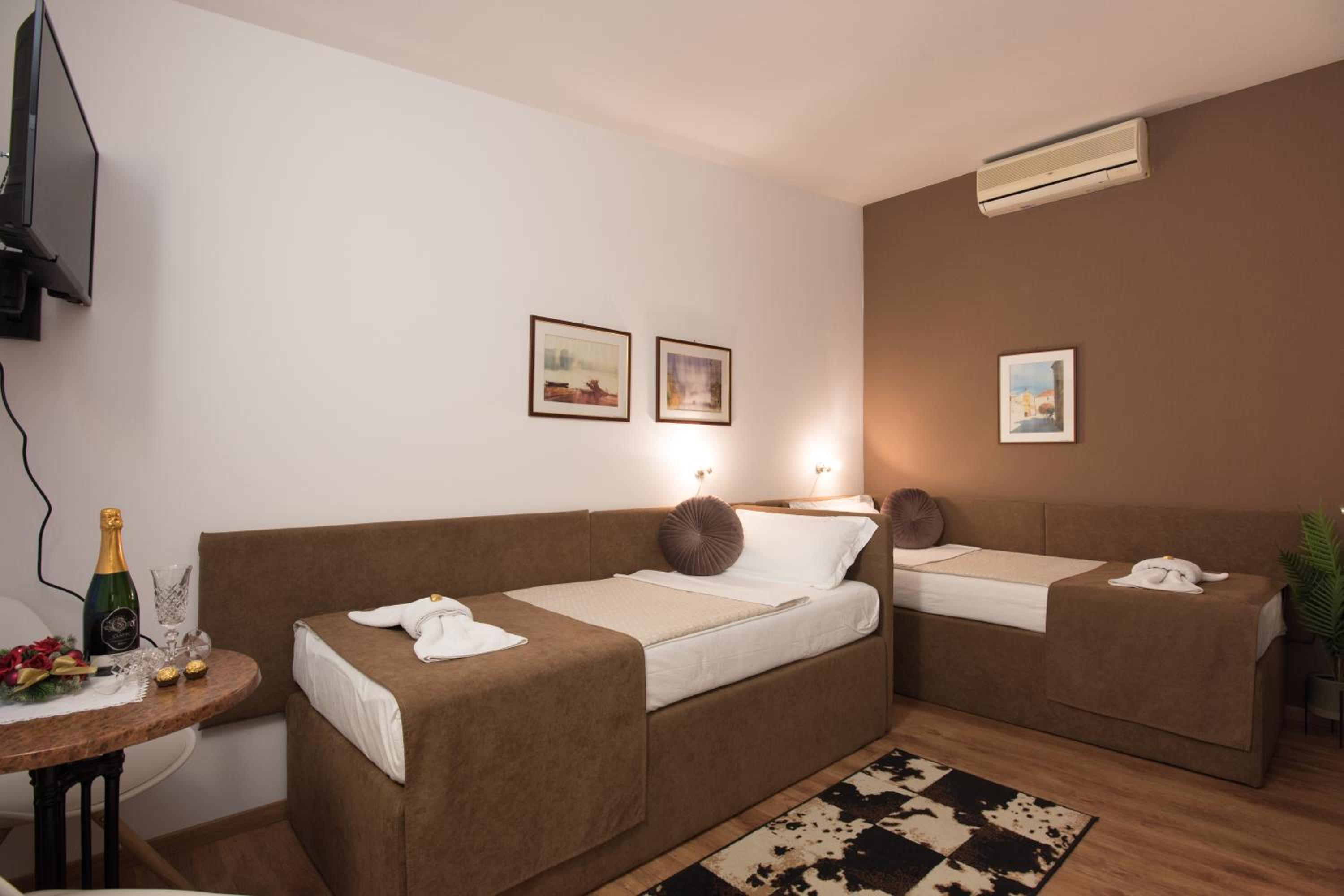 Double or Twin Room with Bathroom - Photo 11