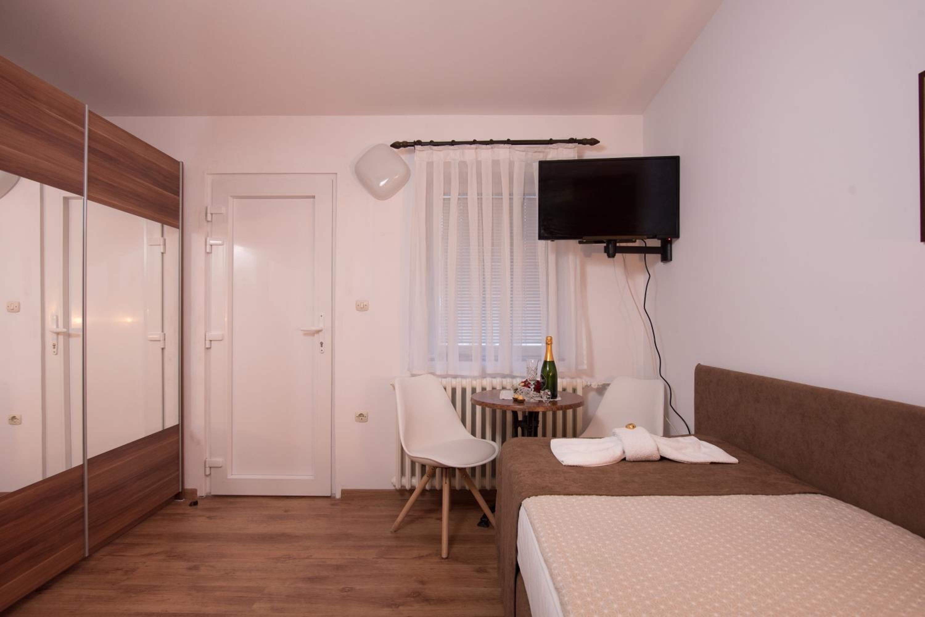 Double or Twin Room with Bathroom - Photo 15