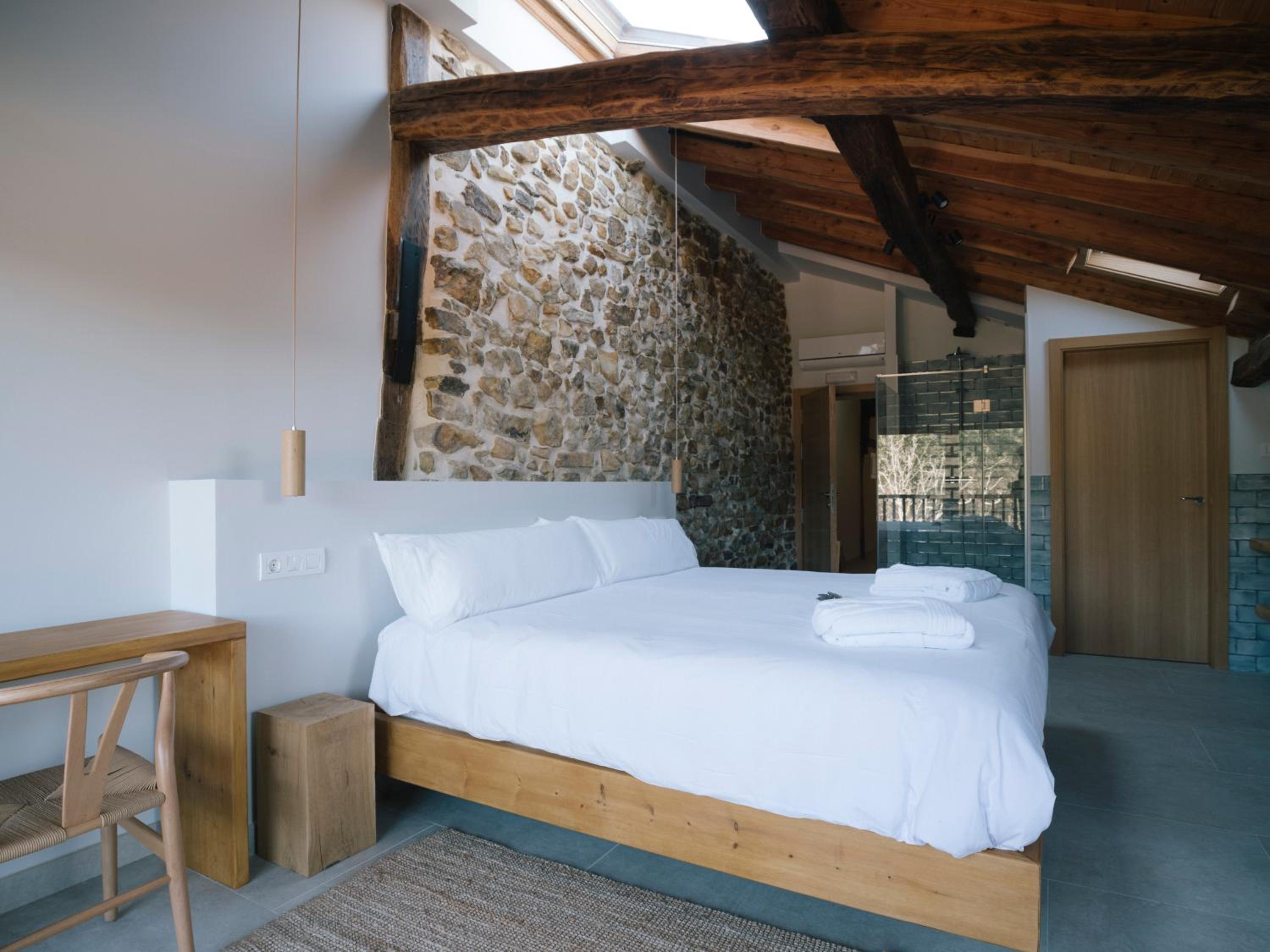 Deluxe Room - Photo 11