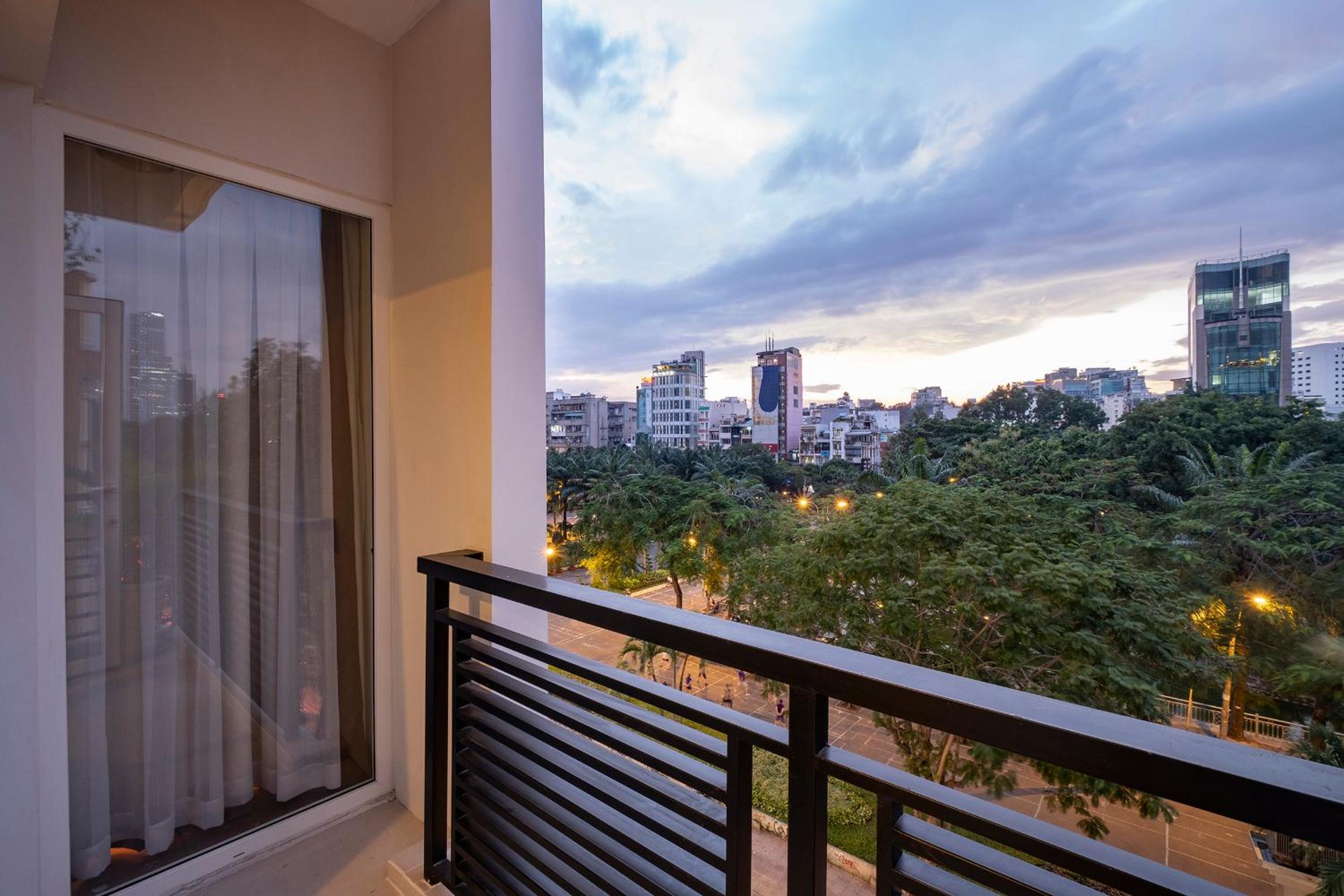 Deluxe Suite Triple with balcony and city view photo 2