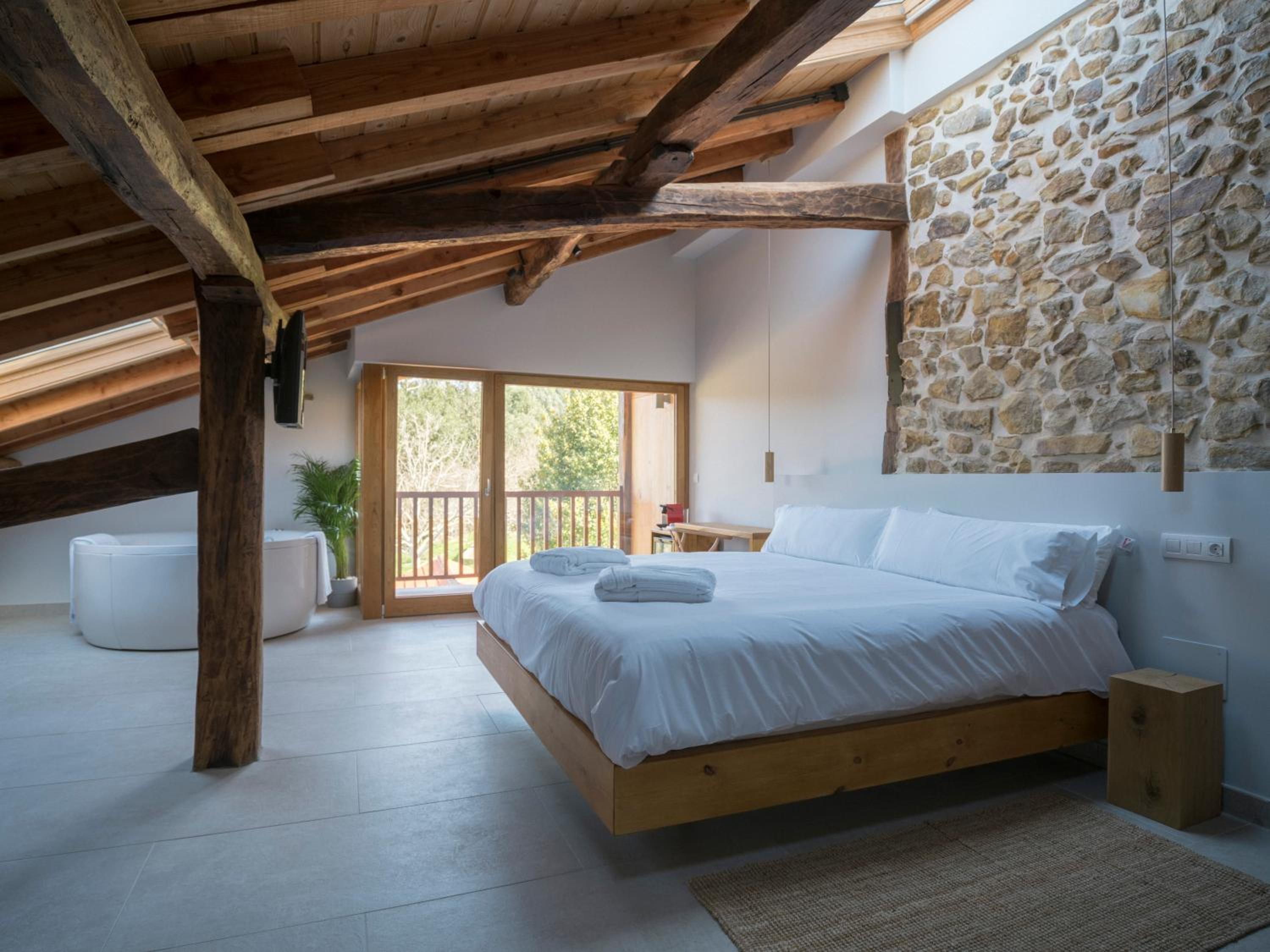 Deluxe Room - Photo 12