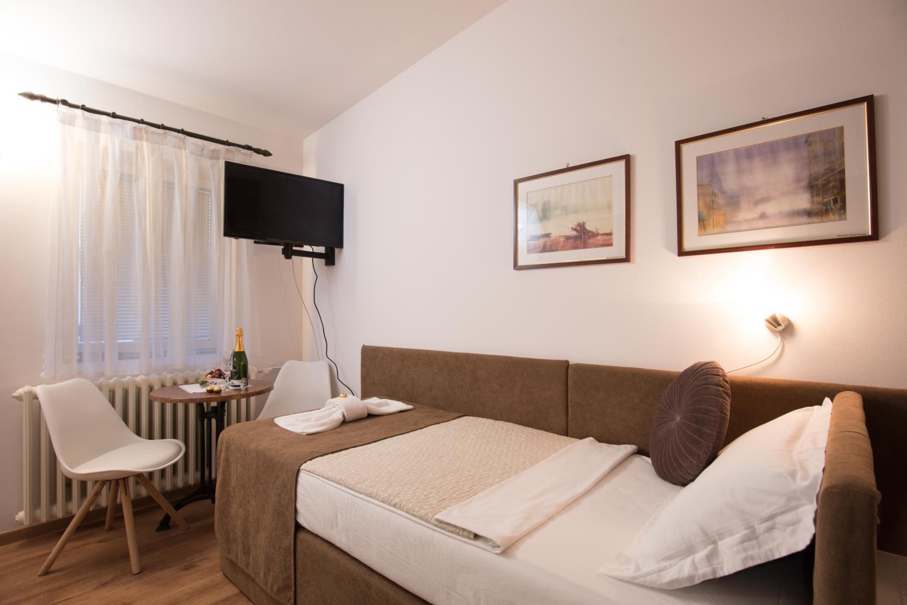 Double or Twin Room with Bathroom - Photo 17