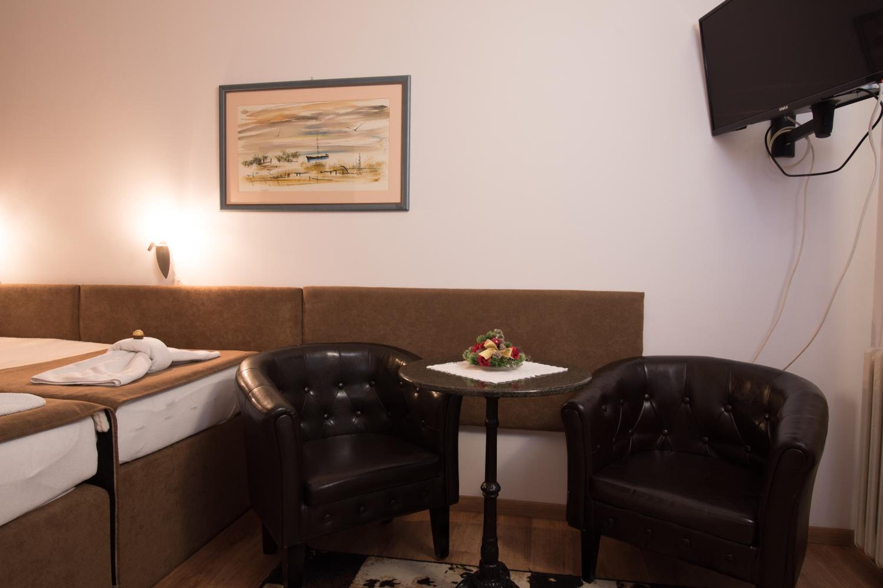 Double or Twin Room with Bathroom - Photo 9