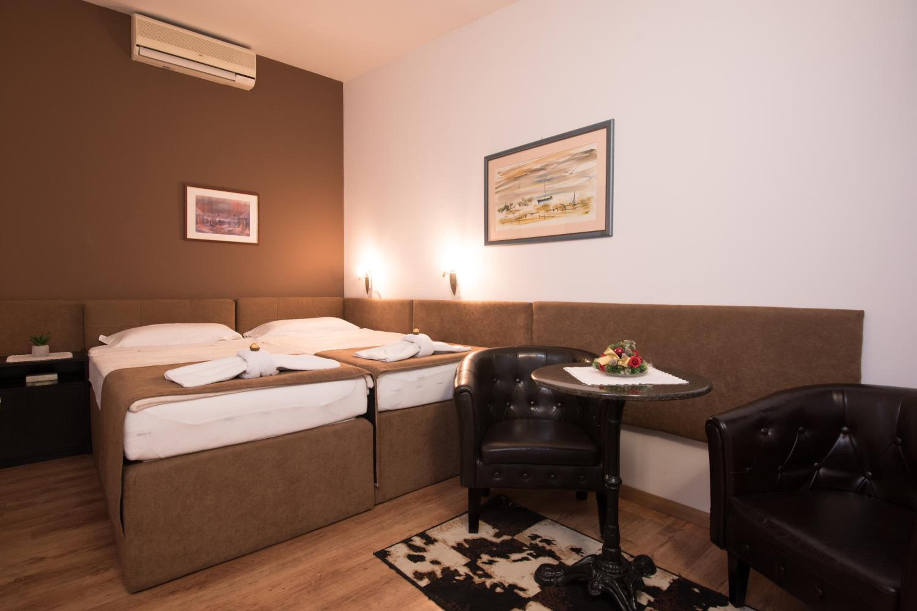 Double or Twin Room with Bathroom - Photo 8