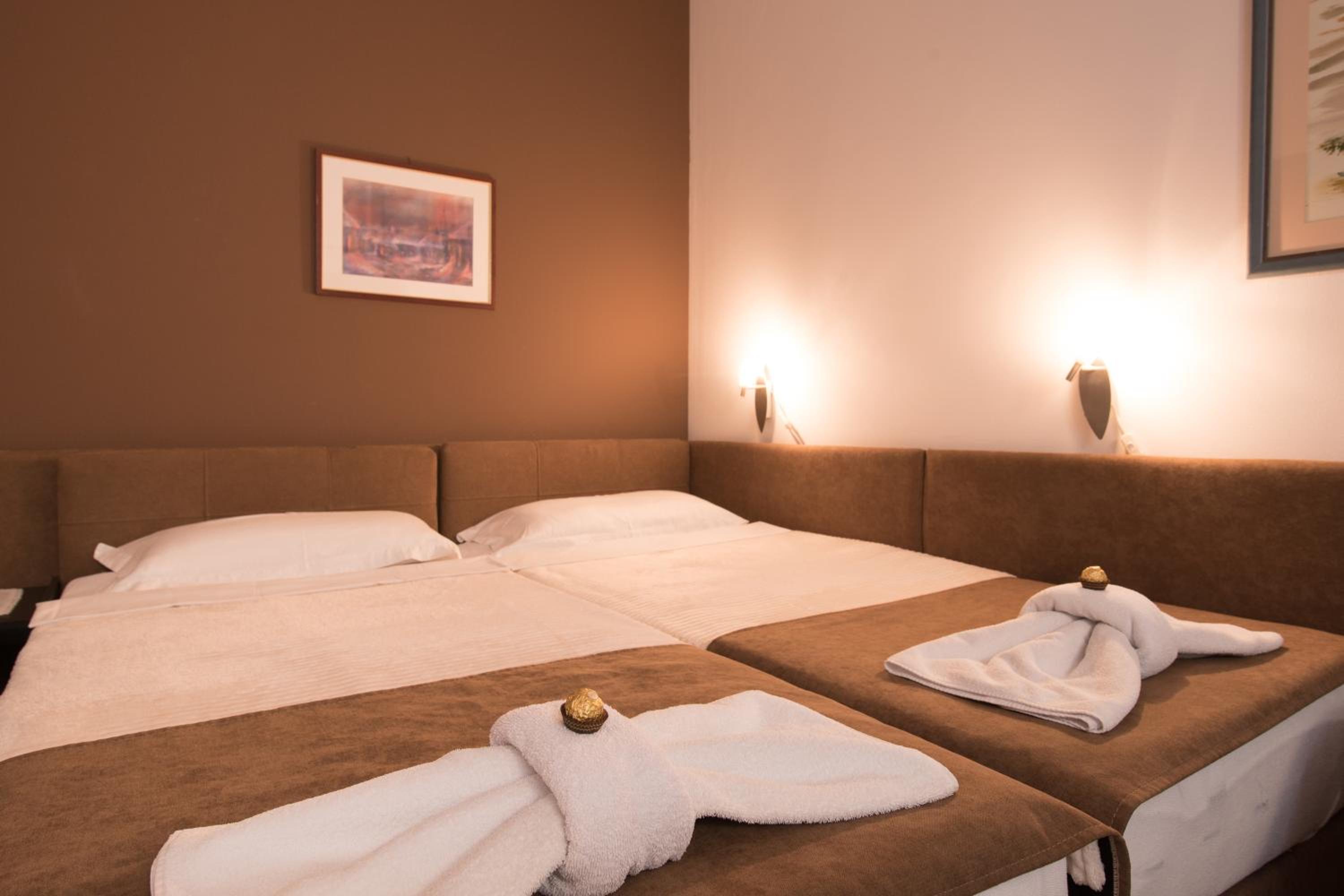Double or Twin Room with Bathroom - Photo 10