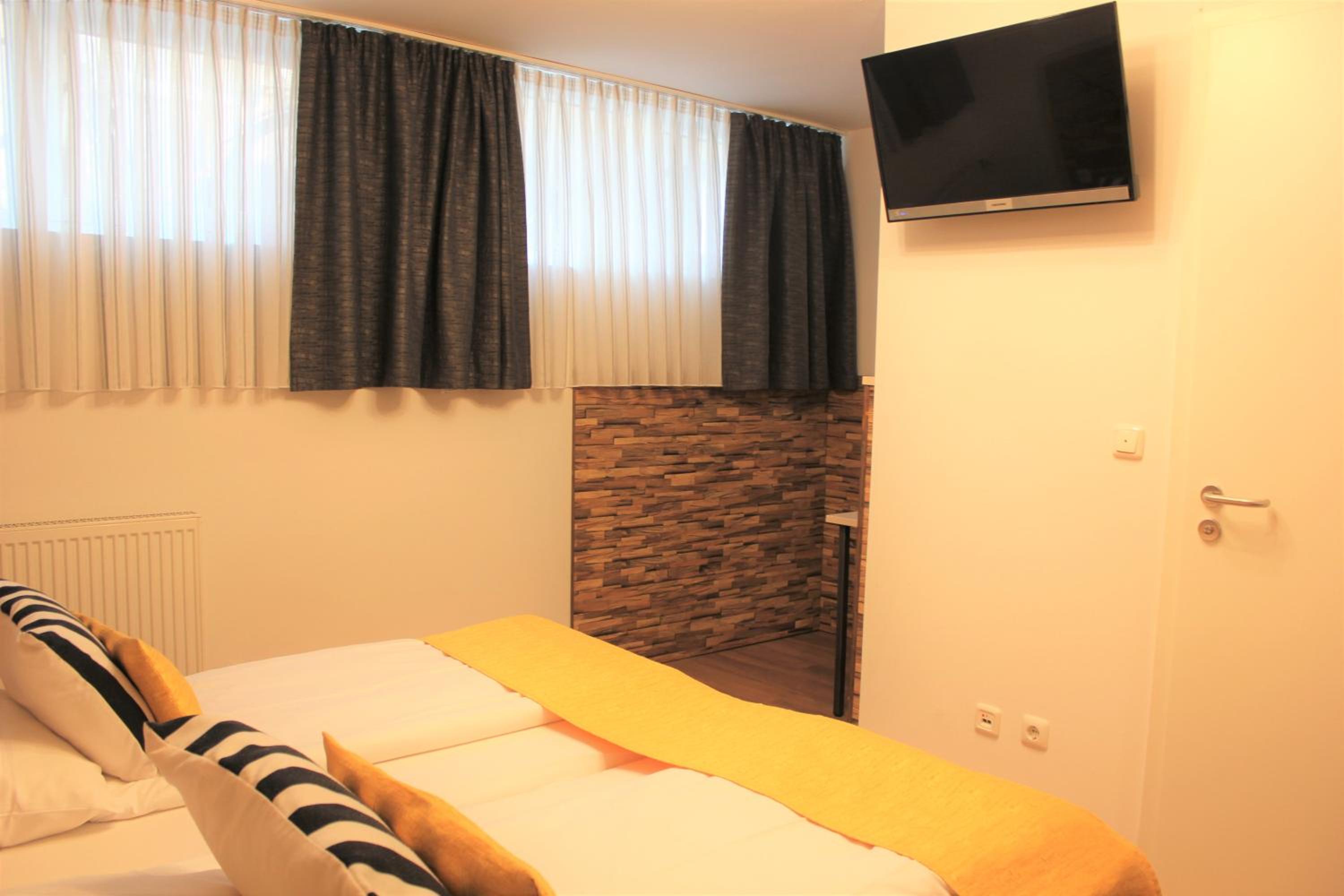  Double Room - Basement photo 2