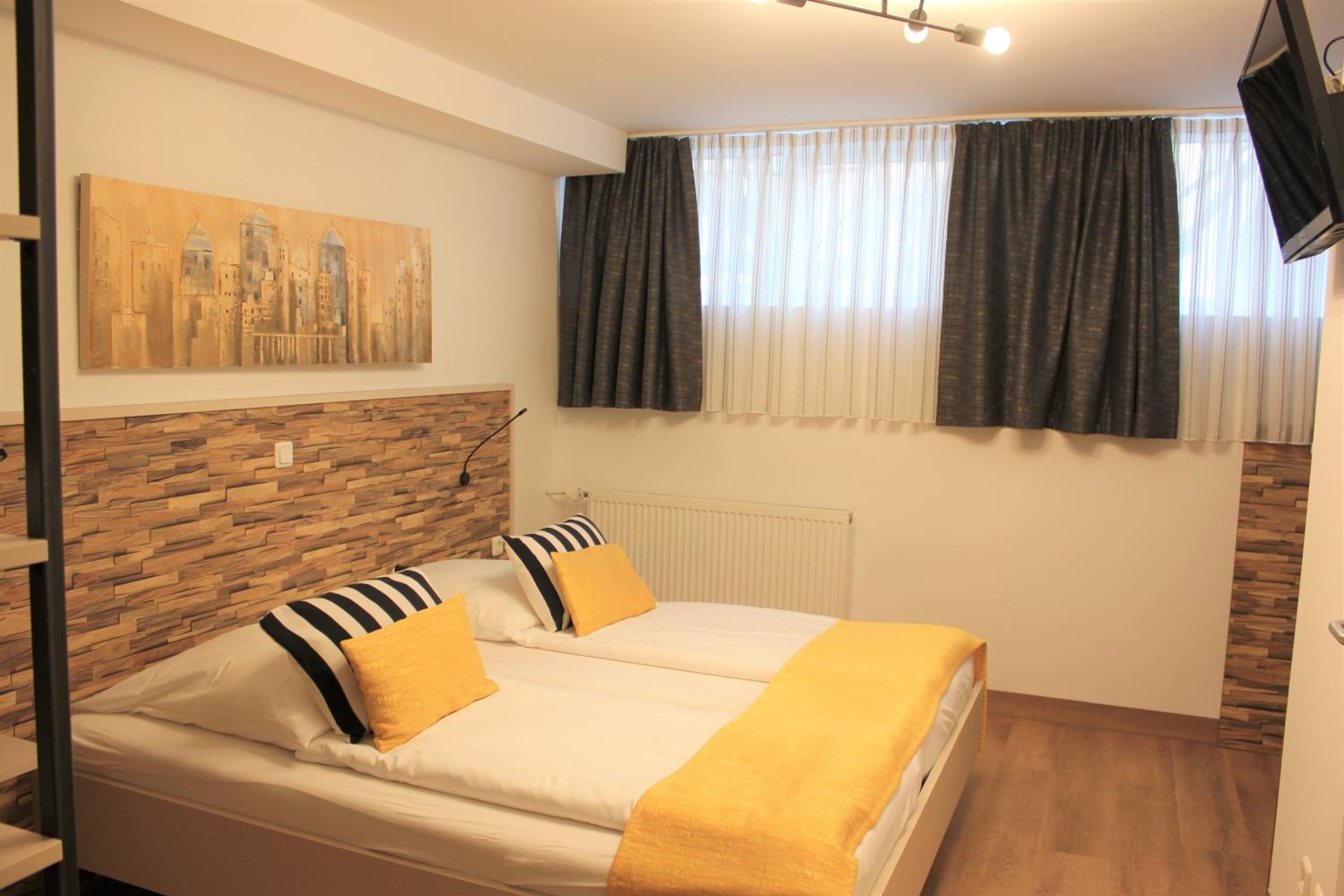  Double Room - Basement photo 1