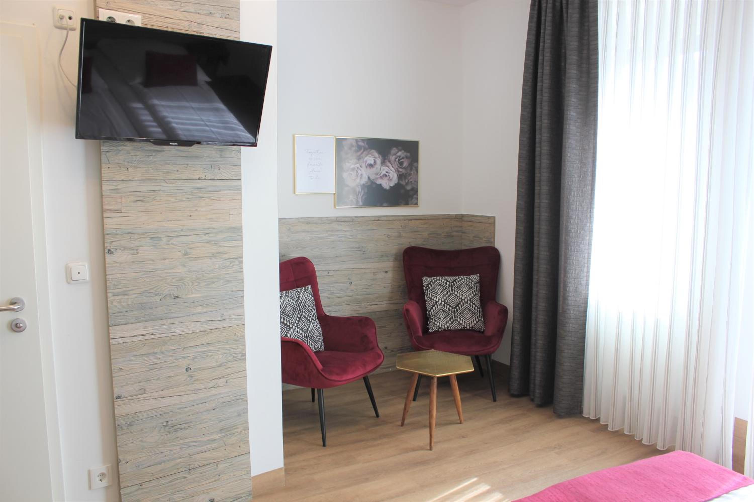 Double Room with Balcony - Photo 3