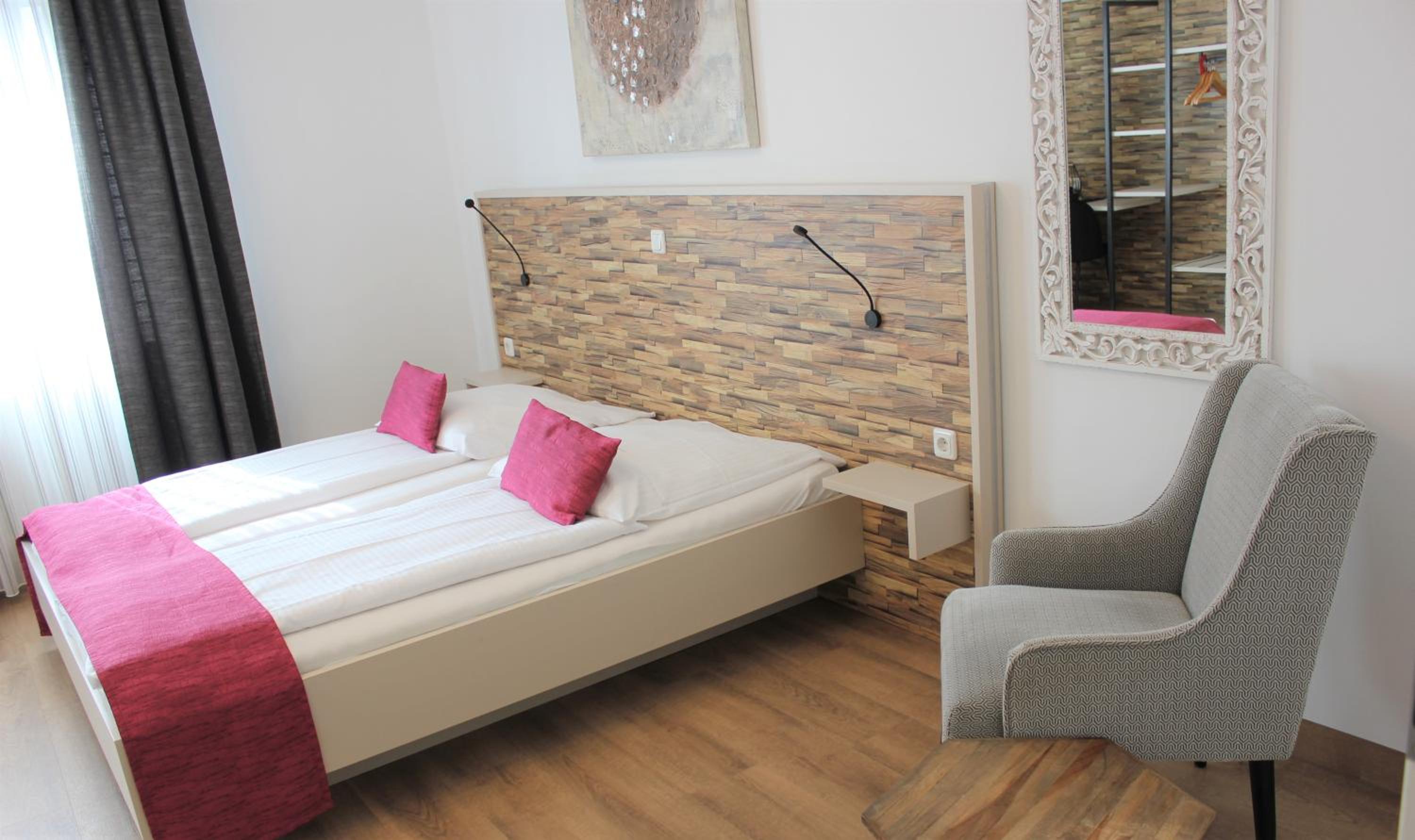 Double Room with Balcony - Photo 1