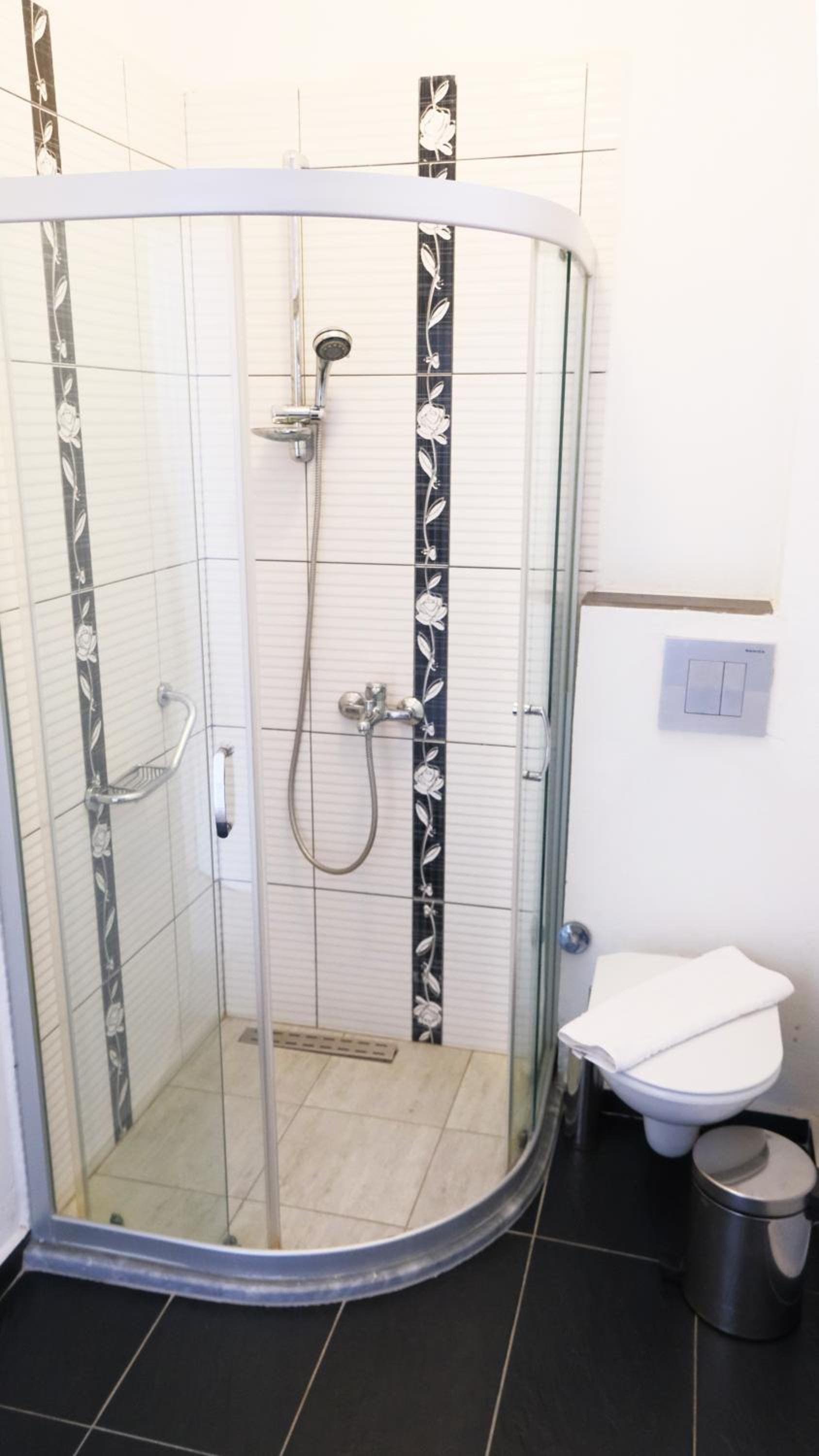 Family Room with Shared Bathroom photo 3